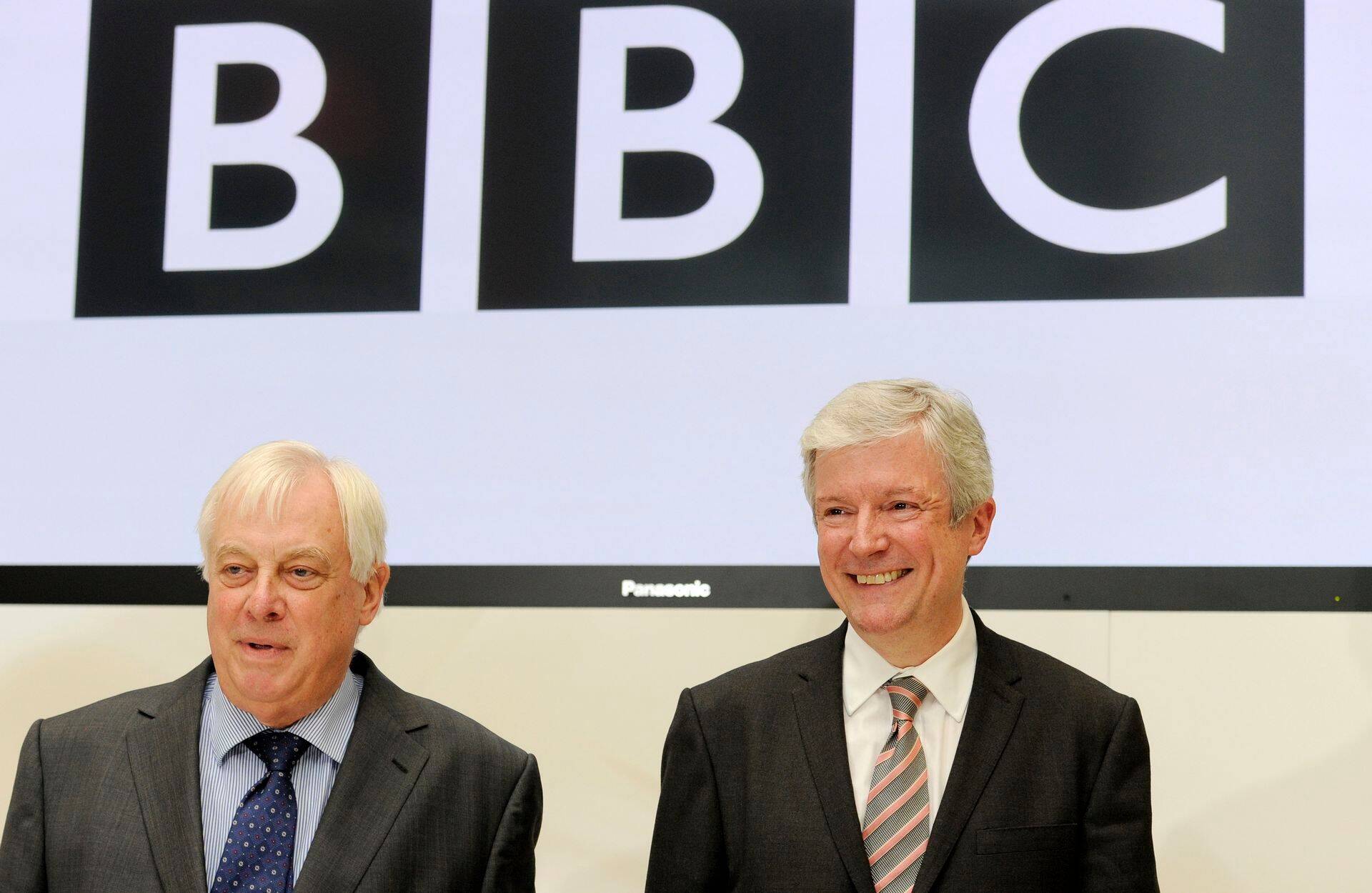 BBC direktor Tony Hall (paremal) ametisse asudes fotograafidele poseerimas