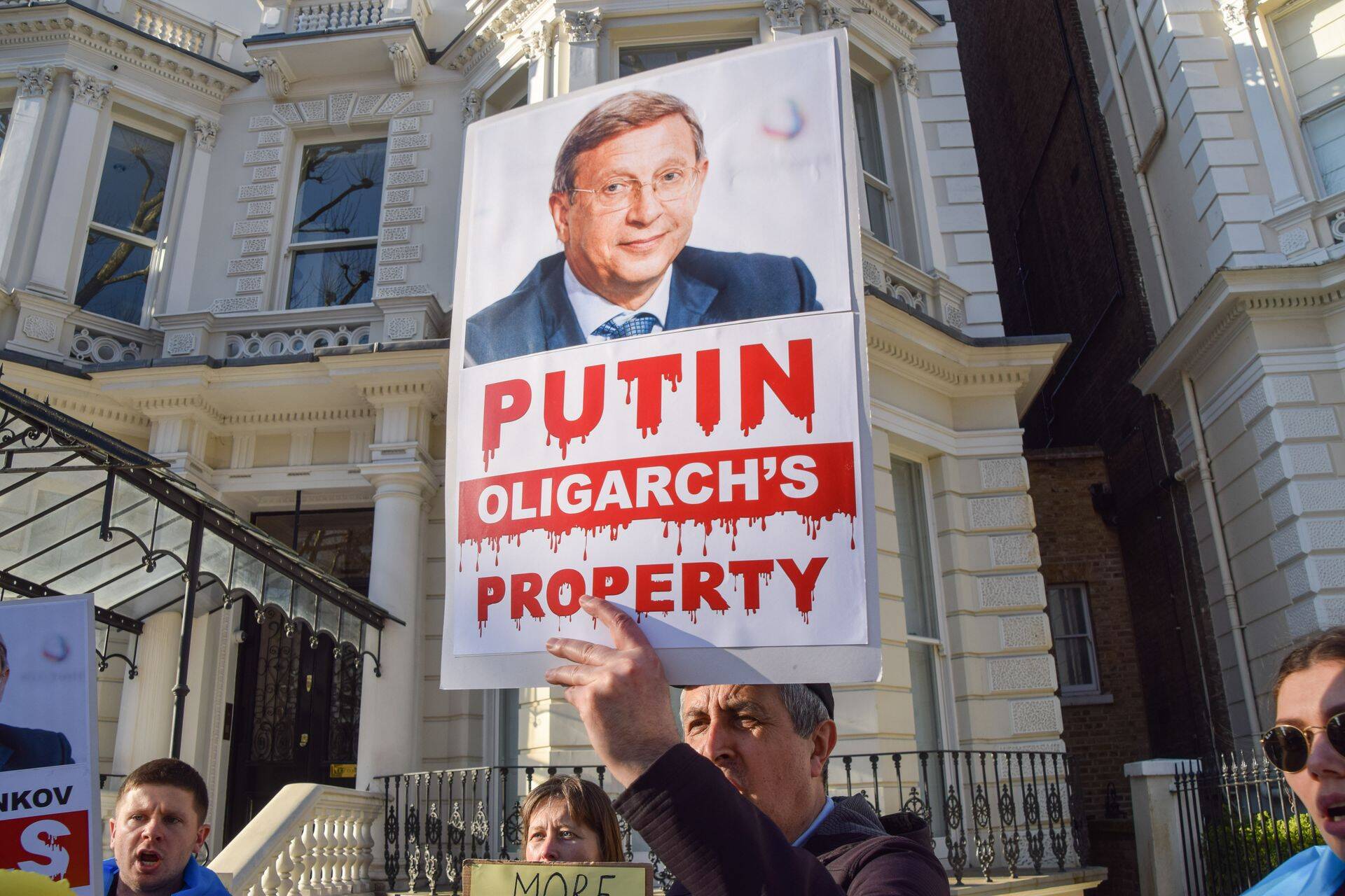 Митинг протеста у дома в Лондоне, принадлежащего крупному российскому бизнесмену Владимиру Евтушенкову, в марте 2022 года. Введение санкций показало, насколько сильно крупный капитал из РФ был интегрирован в британскую экономику.