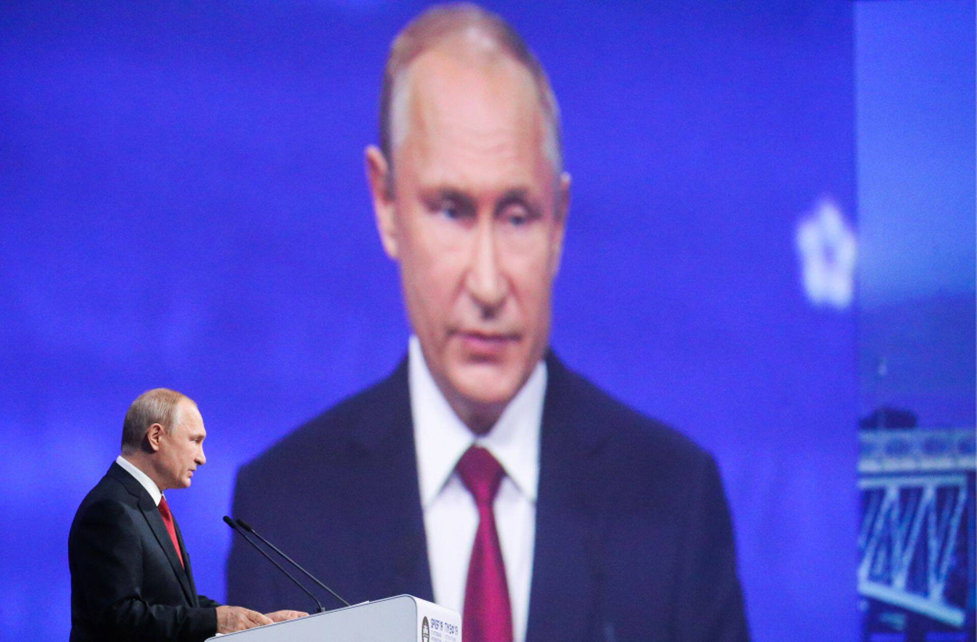 Президент РФ Владимир Путин на экономическом форуме в Санкт-Петербурге