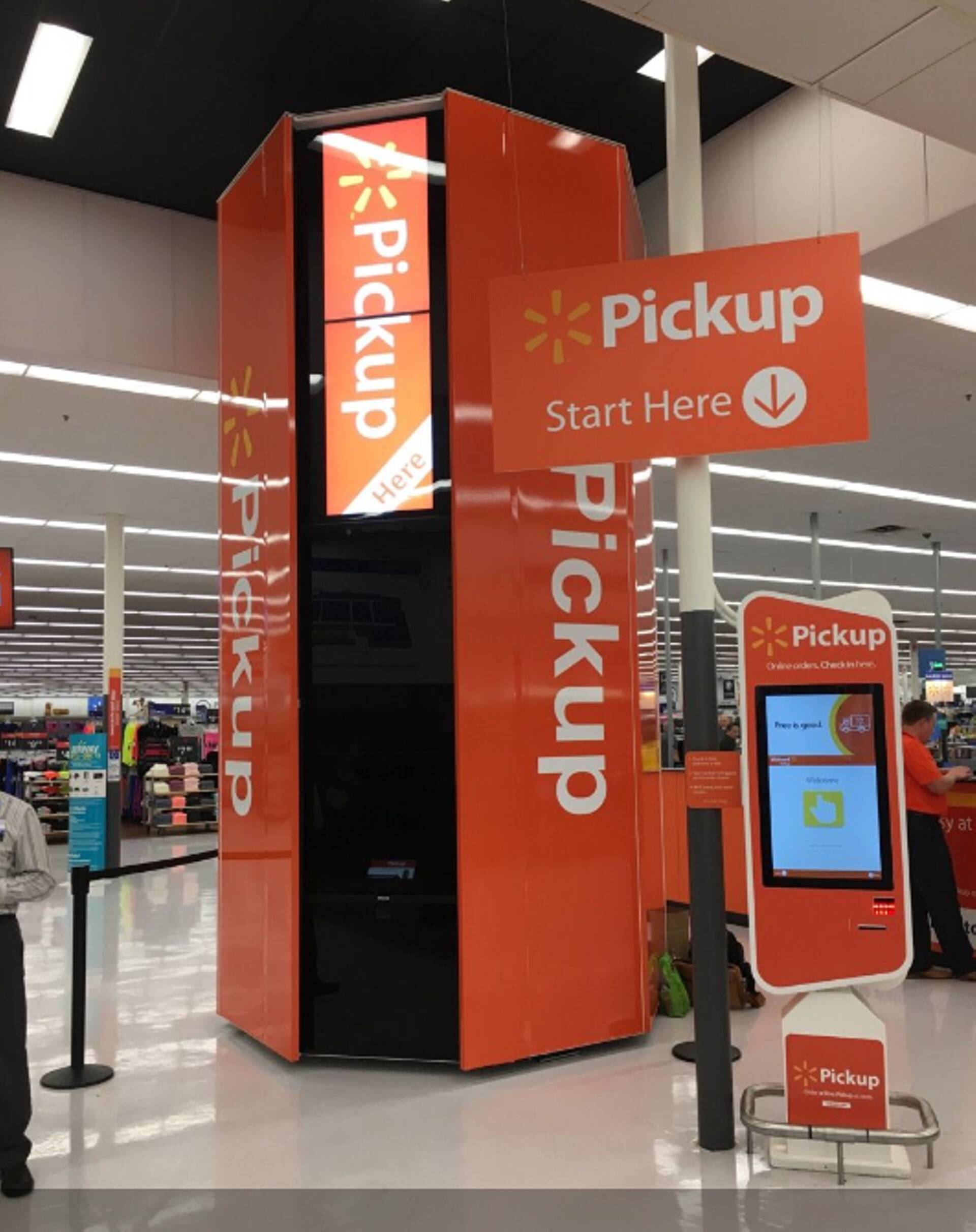 Eesti pakirobot WalMarti jaeketis Ameerikas.