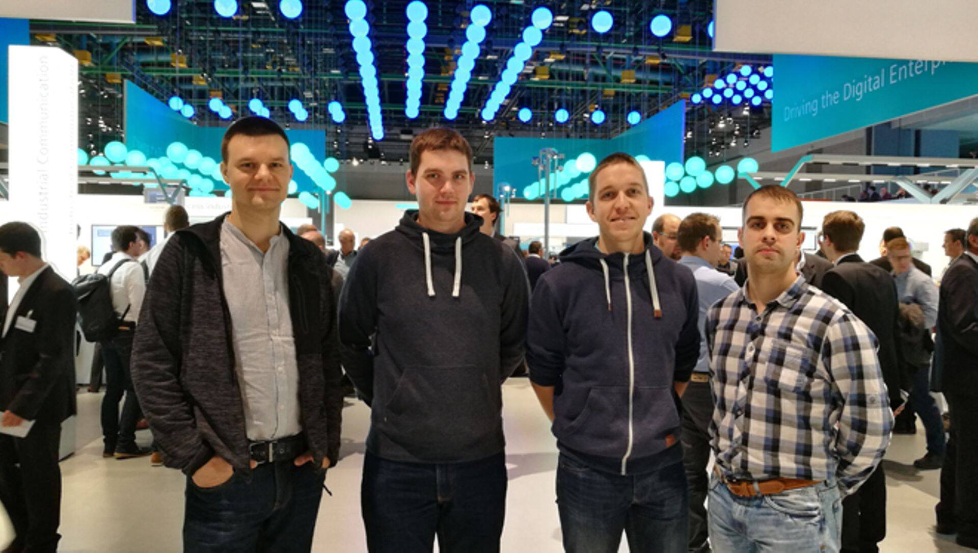 Osa Atemixi tiimist Nürnberg SPS 2016 messil Tööstus 4.0 Saksamaal.
Paremalt: Kaido Jaanus, Rivo Sibrik, Kaivar Kõomägi, Ken Varik.