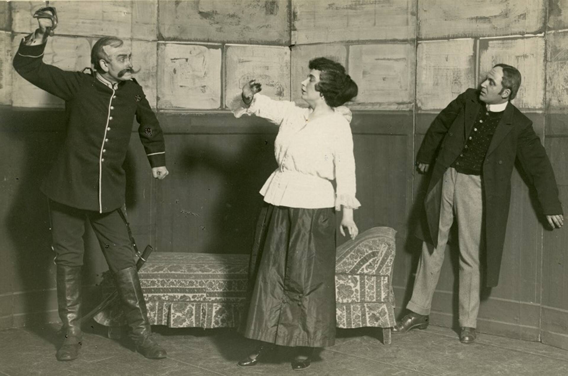 August Strindbergi "Surmatants" Vanemuises 1919. aastal. Hartius Möller (vasakul) kehastas Edgarit, Hilda Hellas oli Alice ja Albert Liik mängis Kurti.