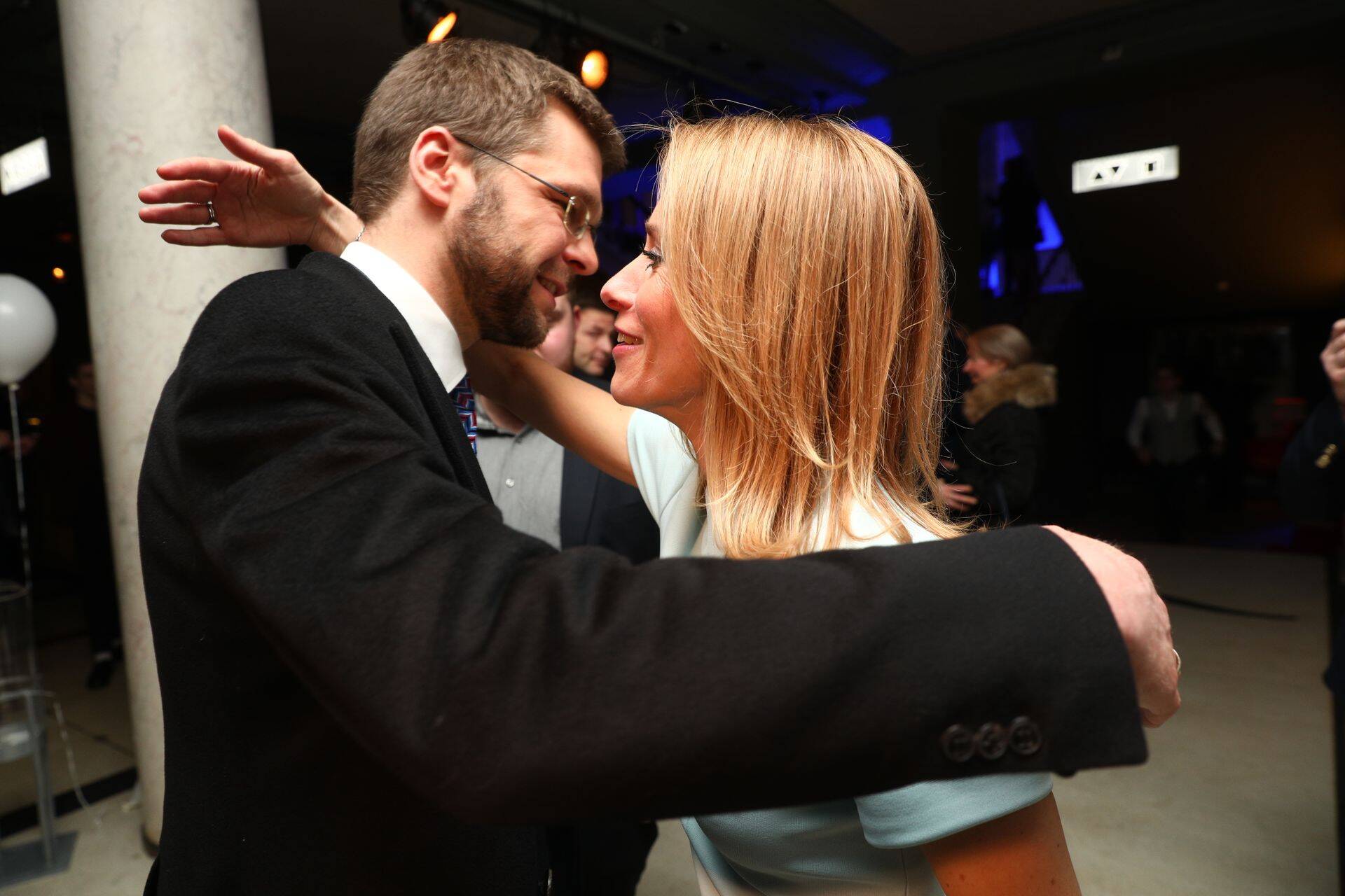 Sotsiaaldemokraatliku Erakonna juht Jevgeni Ossinovski (vasakul) õnnitles eile Reformierakonna juhti Kaja Kallast hea valimistulemuse puhul.