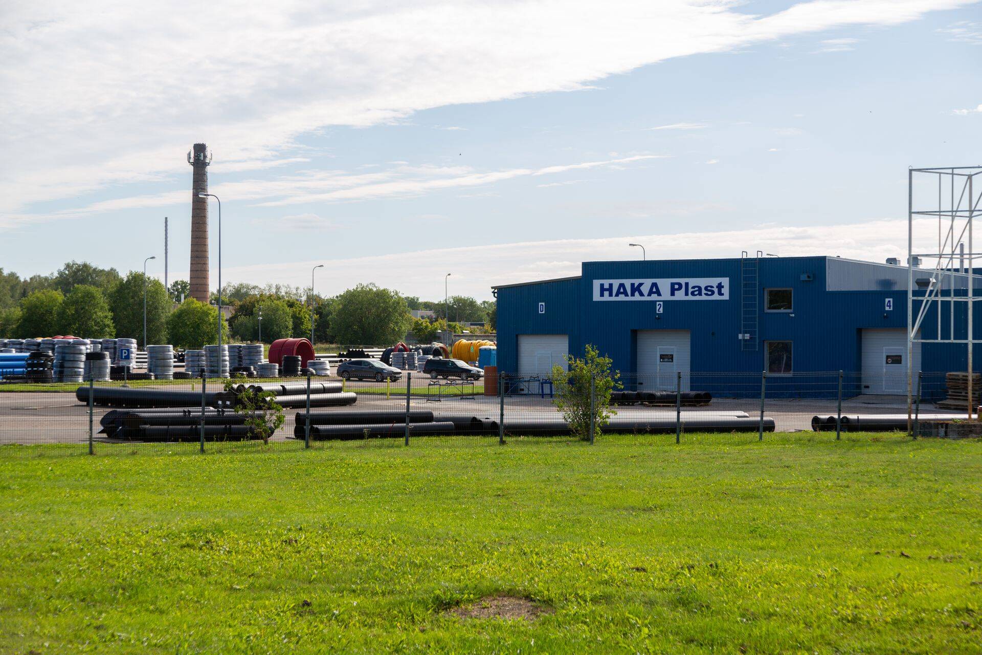 Haka Plast tegi ehitusmaterjalitootjate TOPis aastaga suure kukkumise, kuid kahel viimasel aastal on ettevõte olnud Lääne-Virumaa ehitusmaterjalitootjate seas parim palgamaksja. Keskmist palka on kergitanud aasta agluses töötajatele makstav preemia.