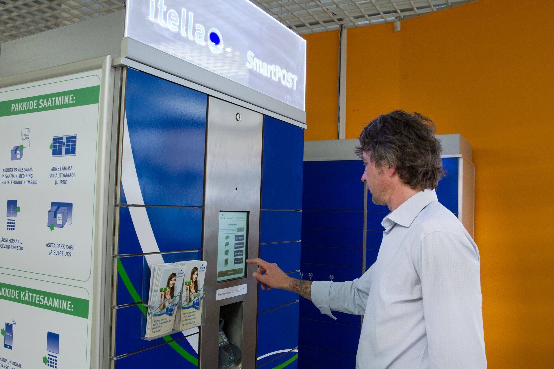 Itella SmartPosti kaubamärk edestas napilt Omniva oma.
