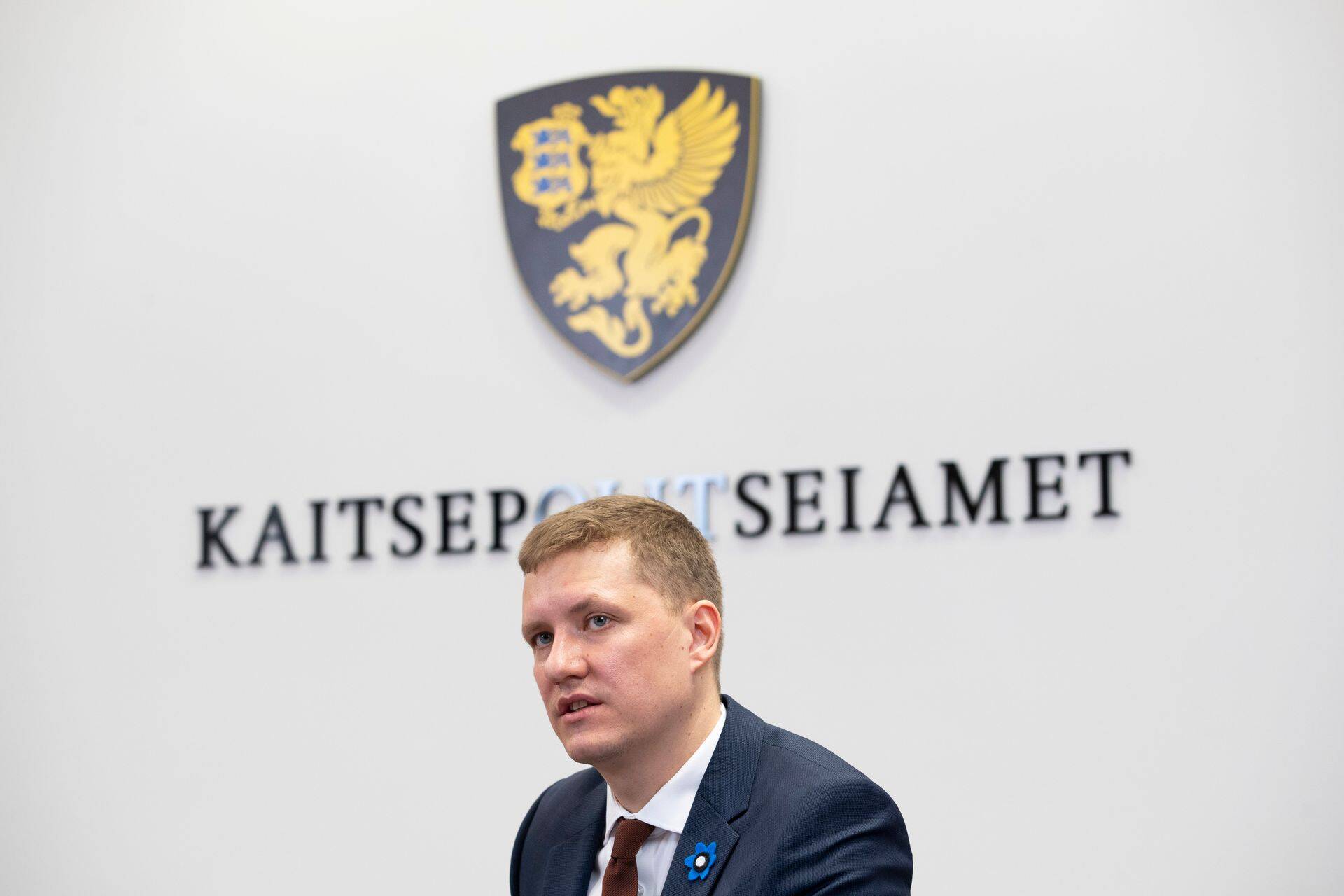 Kaitsepolitseiameti büroojuht Harrys Puusepp aastaraamatu tutvustusel, kus selgus, et Eestil on oht saada nii massihävitusrelvade kui ka strateegilise kauba smugeldamise transiitriigiks.