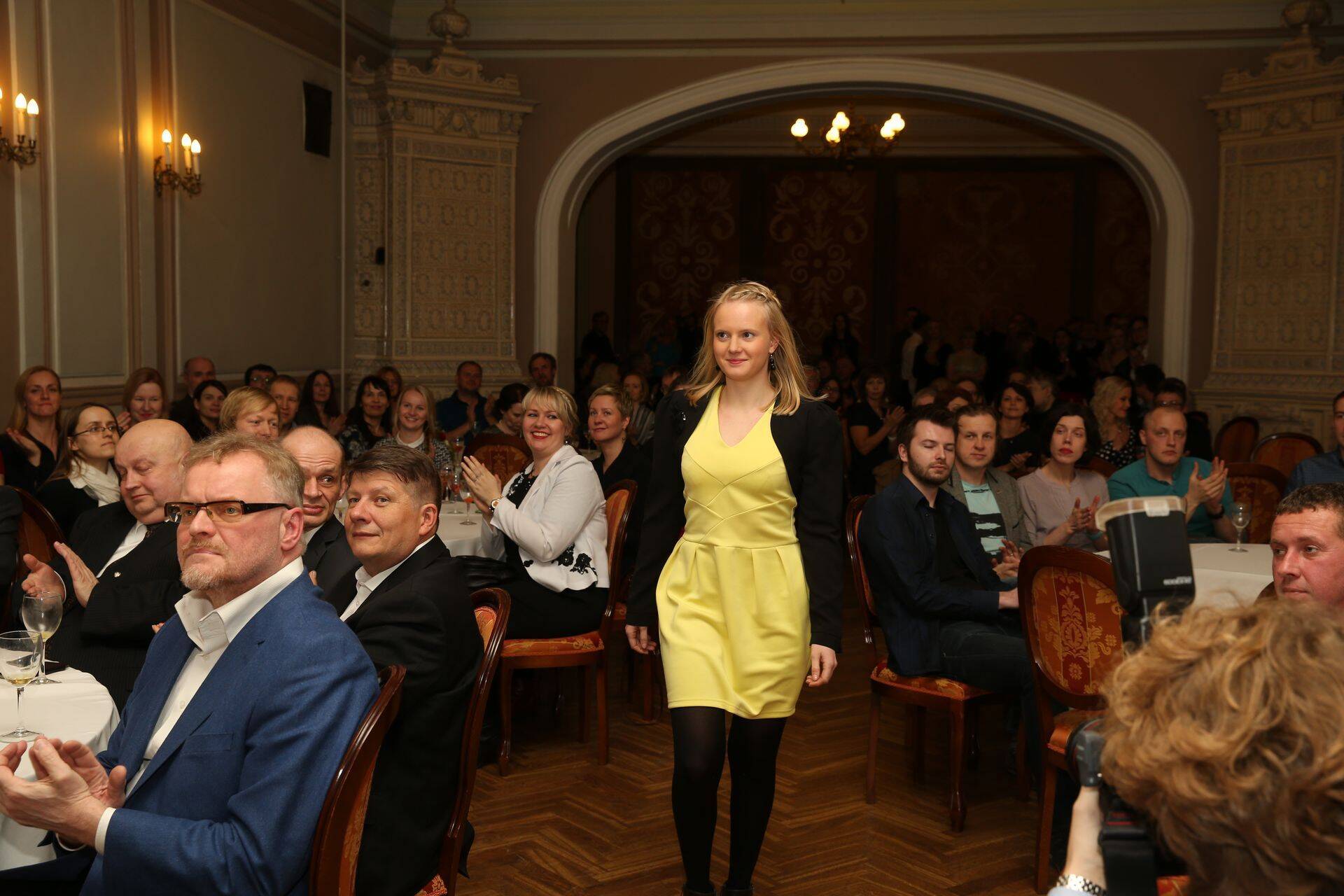 Äripäeva ajakirjanik Mari Mets koos Äripäeva meeskonnaga sai aasta parima multimeedia auhinna.