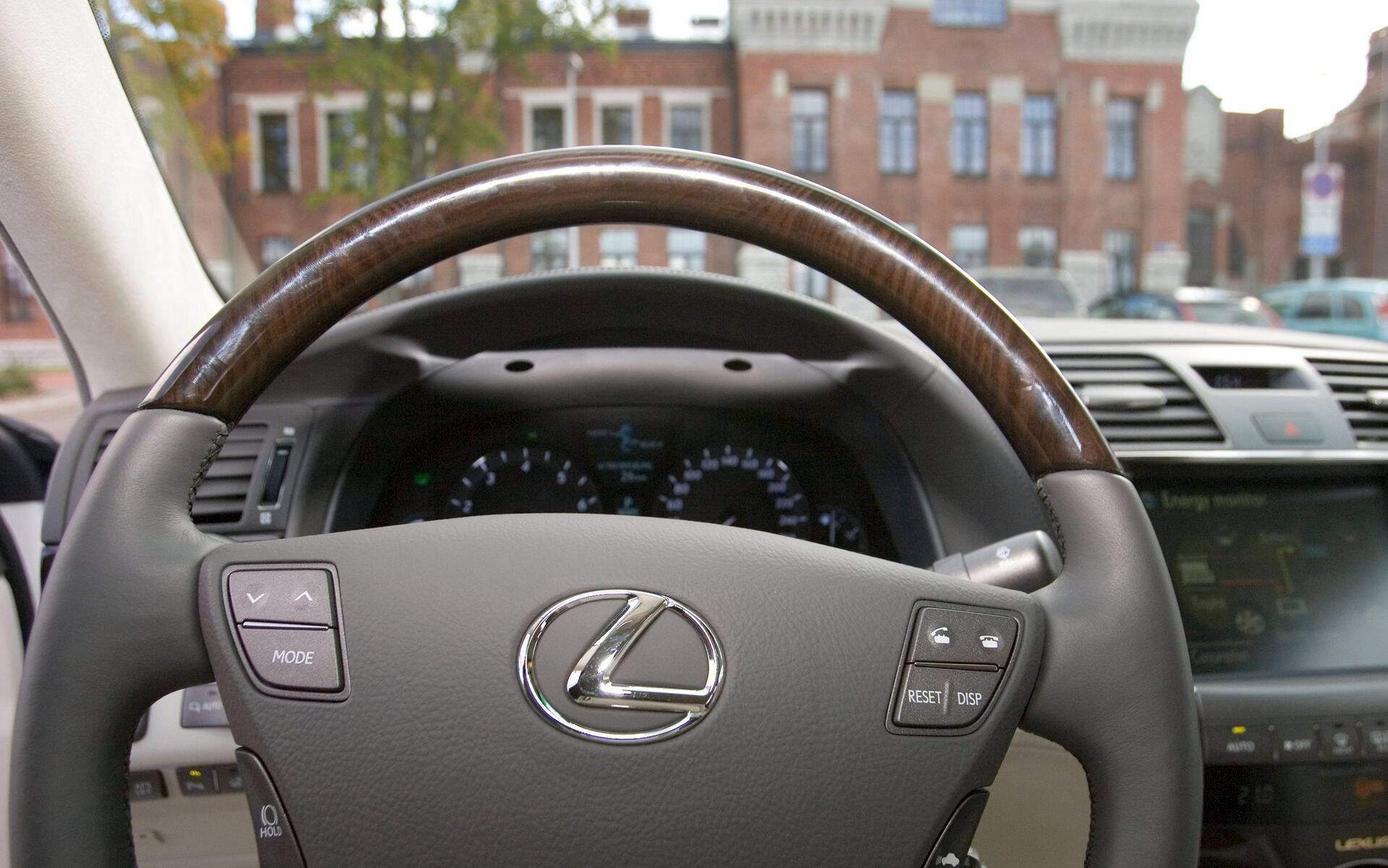Lexus LS600 hübriid ajaloolise hoone taustal.