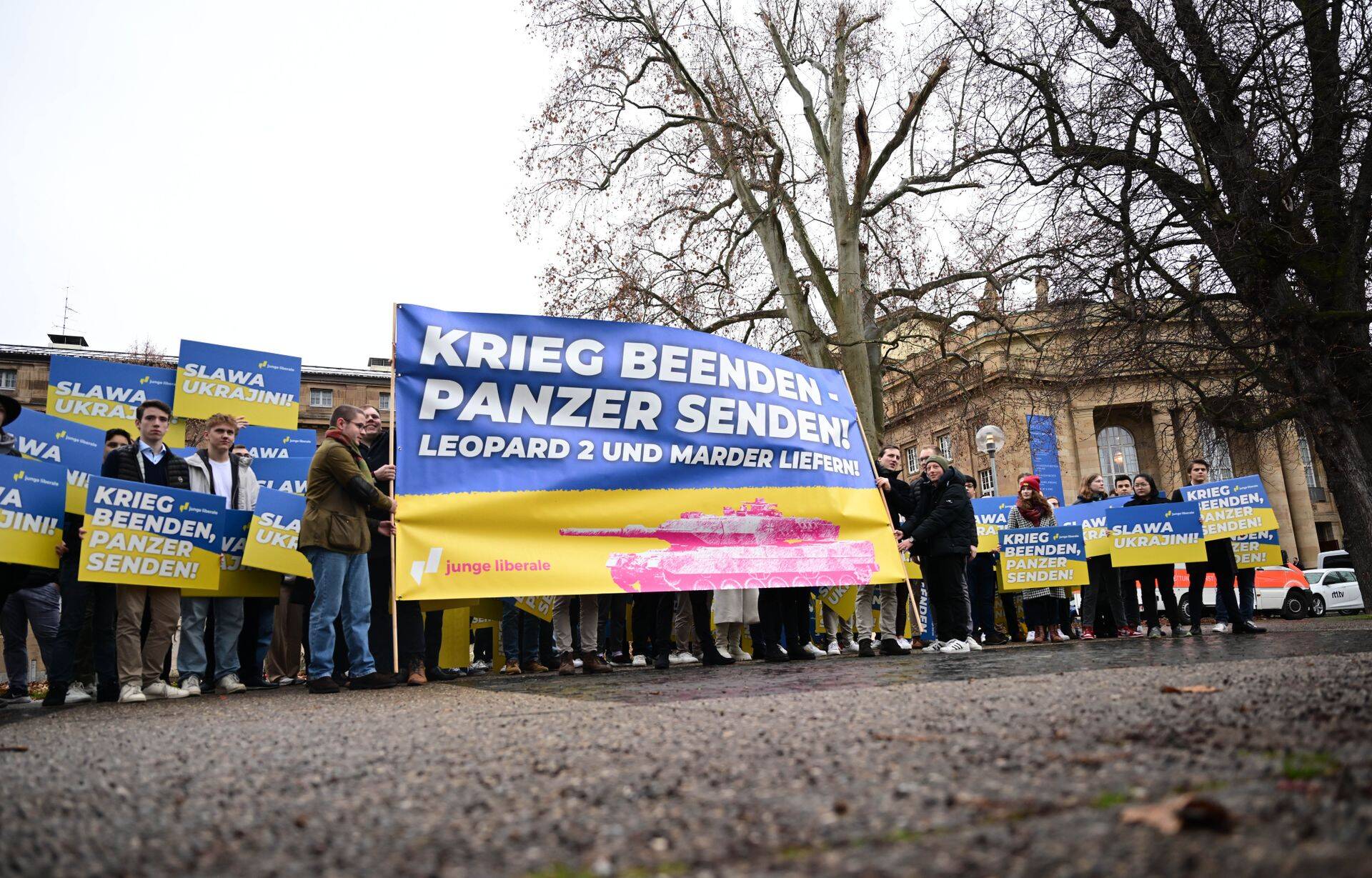Демонстрация движения «Молодых либералов» в Штуттгарте, Германия, с призывом поставить Украине танки и бронемашины Marder. Лозунг на плакатах – «Остановите войну – поставьте танки».