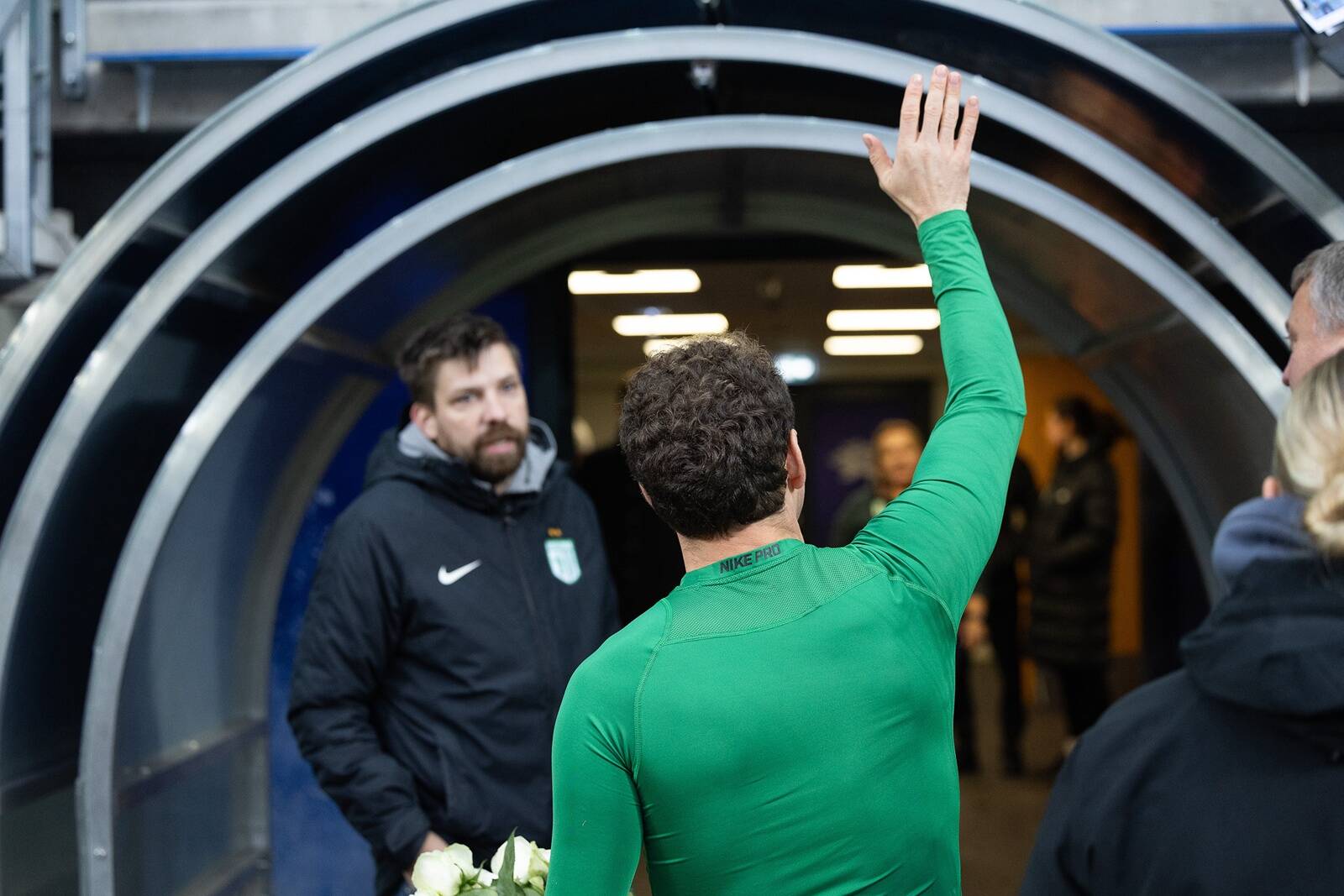 Konstantin Vassiljev tõmbas tänavuse hooajaga mängijakarjäärile joone alla. Vasakul FC Flora president Pelle Pohlak.