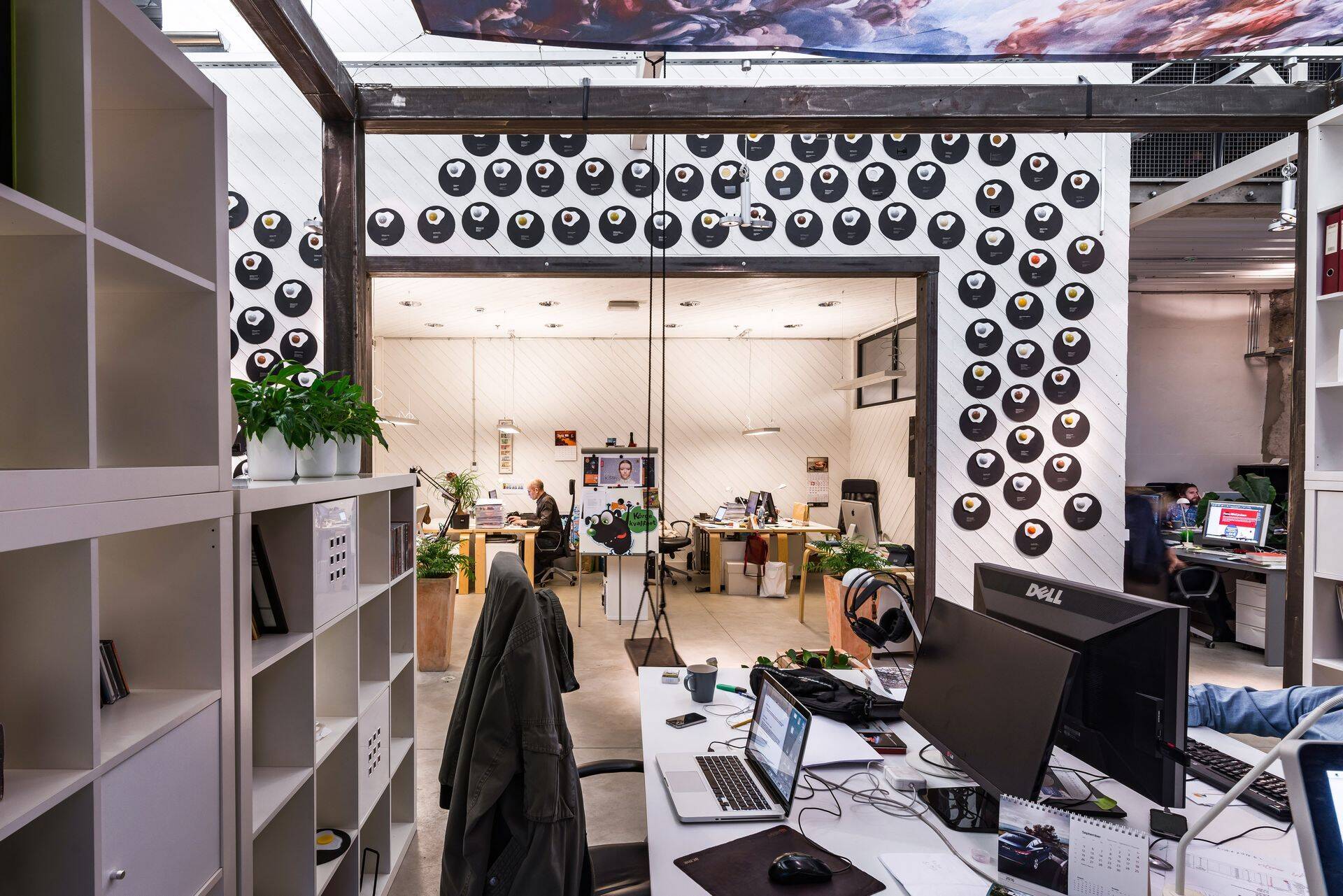 Age McCann on ruumi kodustanud diagonaalse seinalaudise, auhinnamunade ja vimkana mõjuva kiiguga.