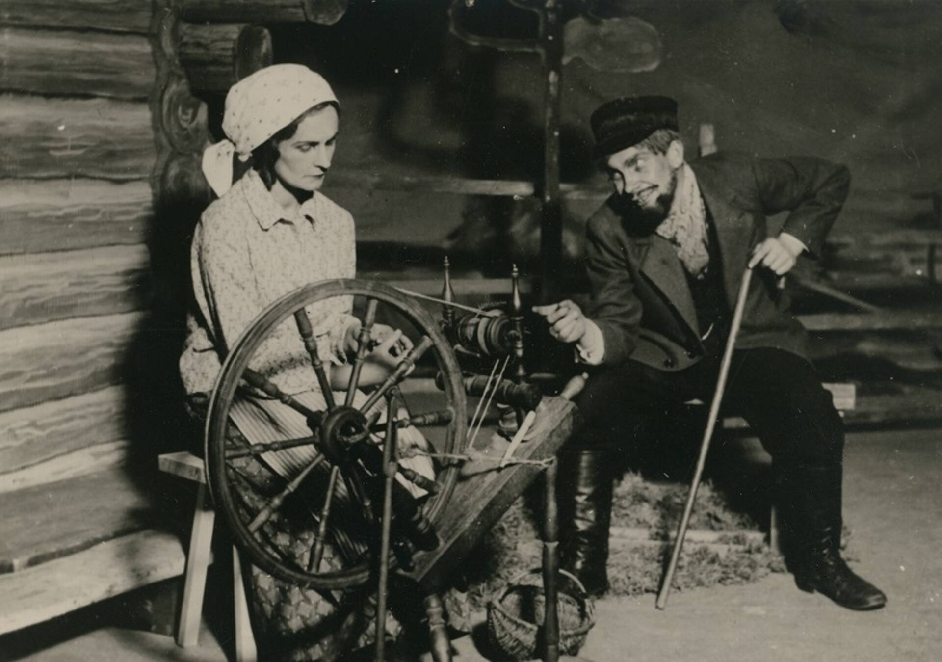 Jullo Talpsepp Pearuna Andres Särevi "Andreses ja Pearus" 1940. aastal. Krõõda rollis Erika Rootalu.