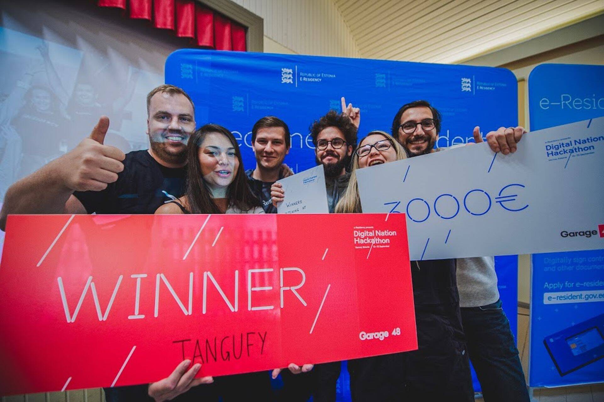 Võitjameeskond Tangufy Pärnumaalt, vasakul žürii juht, MKMi asekantsler Siim Sikkut.