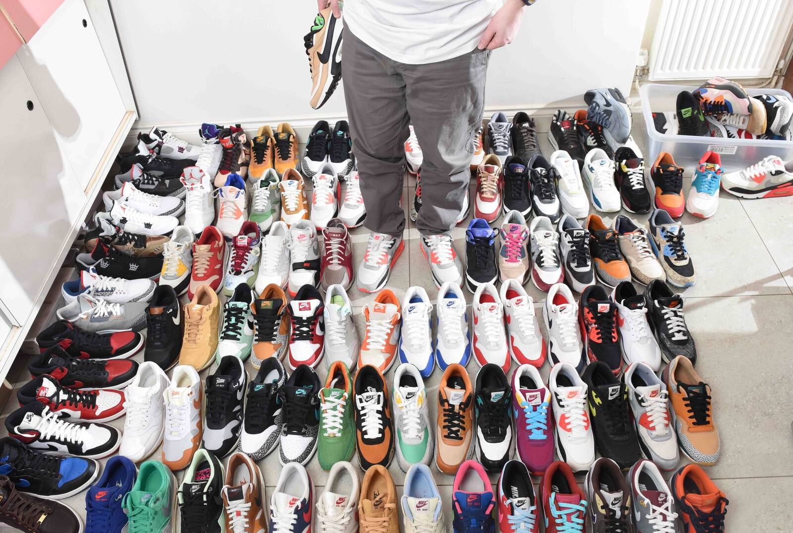 Jaunieši meklē veidus, kā savu naudu ieguldīt kolekcionējamos priekšmetos, piemēram, šādos sporta apavos un pulksteņos. Daudzi to arī darot, bieži vien norādot, ka akcijas un obligācijas tiem neienestu pietiekami daudz.