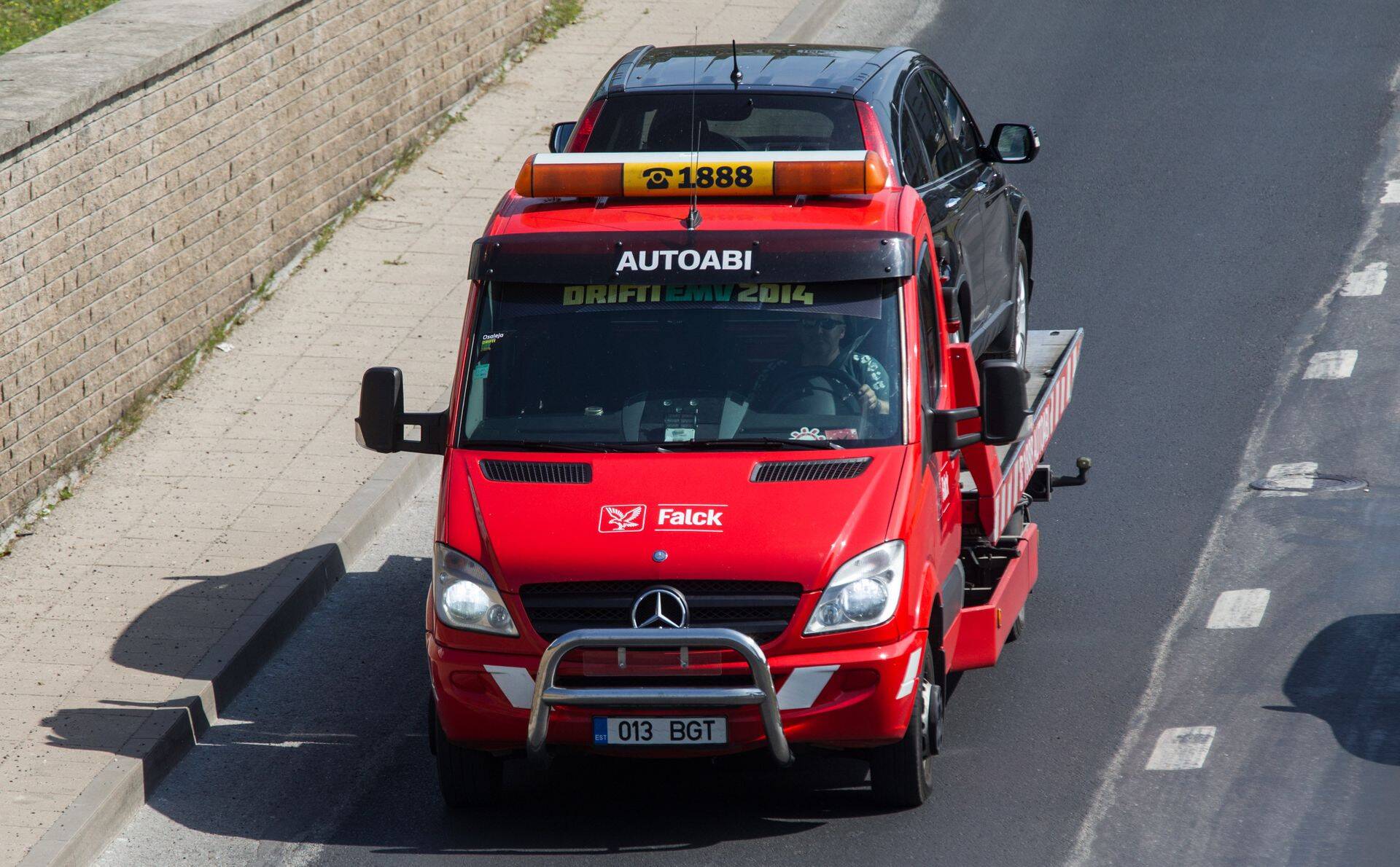 Suvi toob tänavatele rohkelt sõidukeid ning ka autoabi väljakutsed kasvavad.