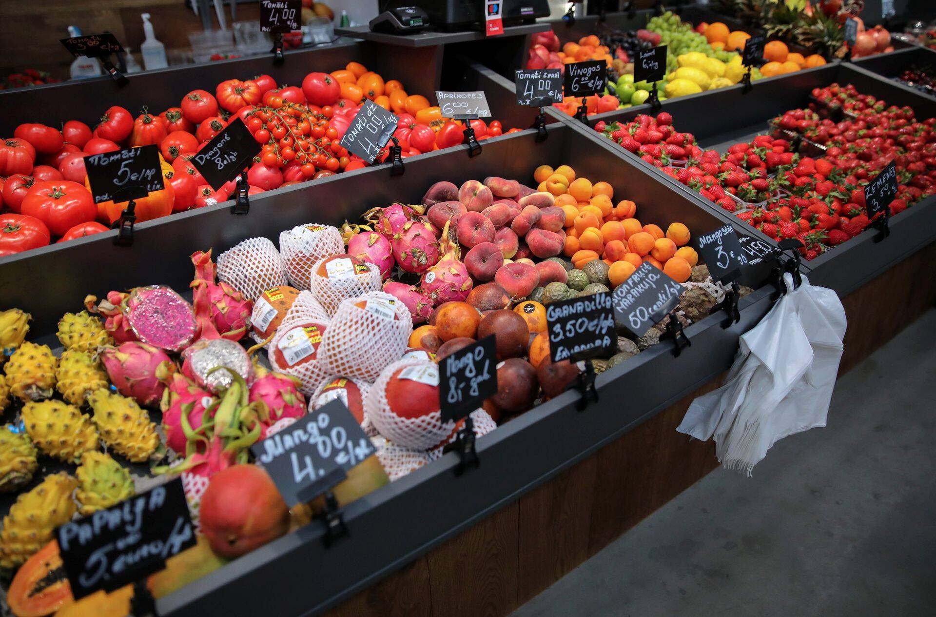 DÄrzeņu un augļu tirdzniecÄ«ba Ä€genskalna tirgus paviljonÄ.