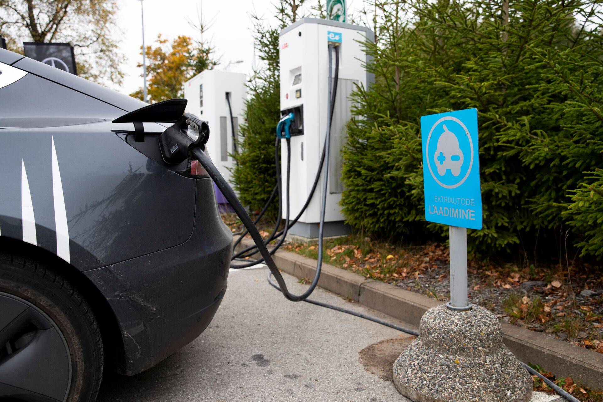 Elektriautod ja hübriidid leiavad aina rohkem ostuhuvilisi.
