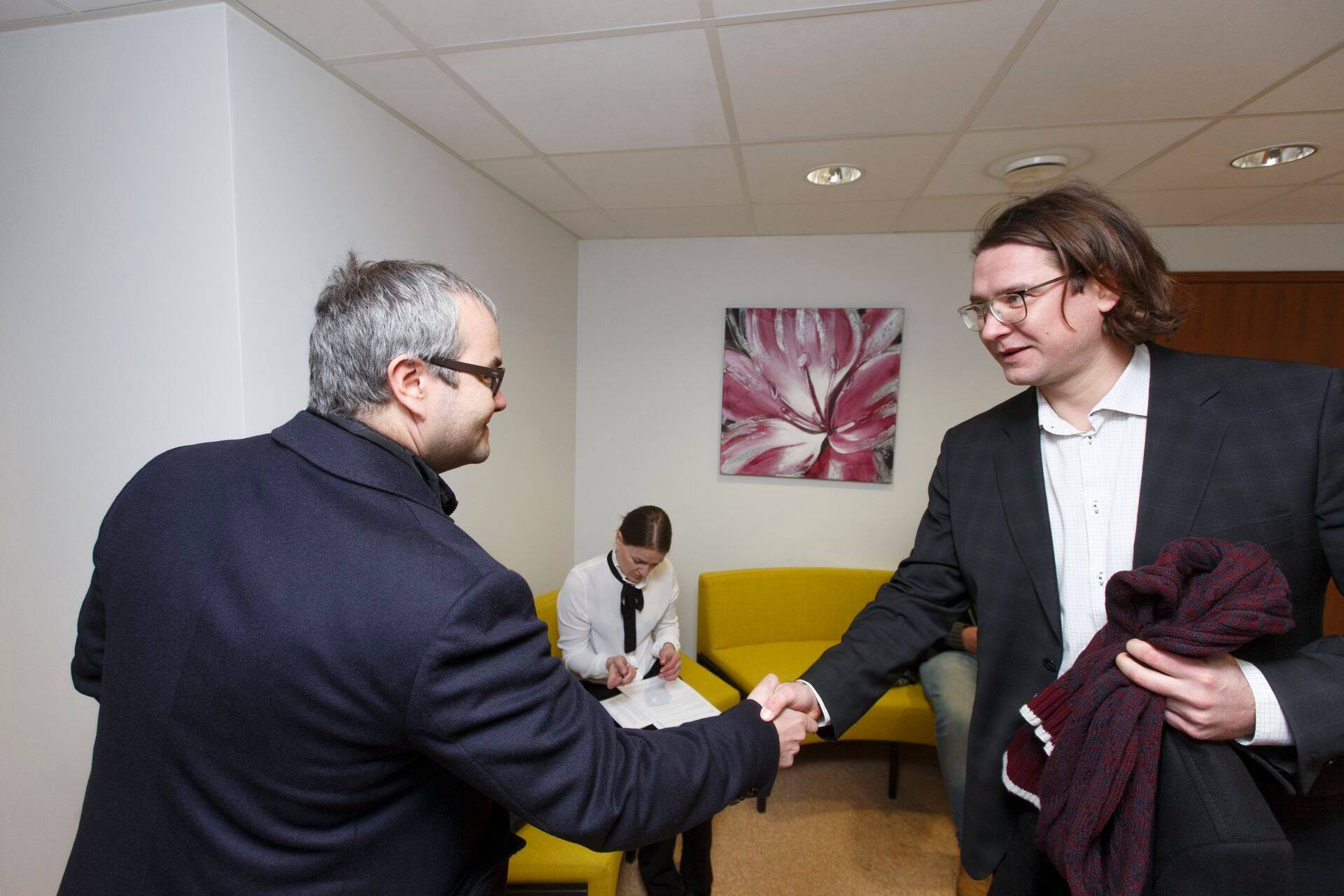 Nordea vallandatud töötaja ja ametiühinute usaldusisik kohtub enne istungit Nordea advokaadi Rando Maisveega.