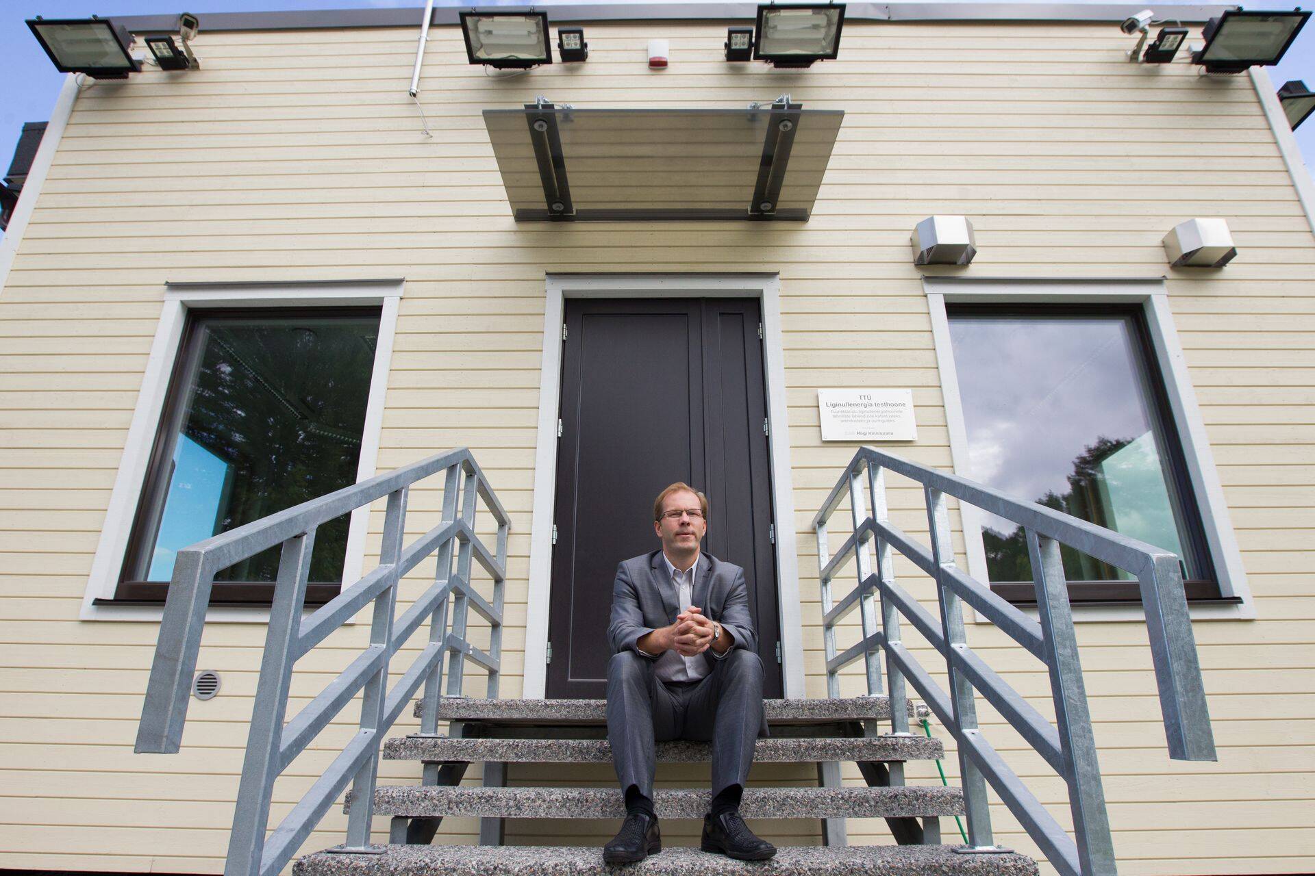 Jarek Kurnitski TTÜ liginullenergia testmaja trepil.