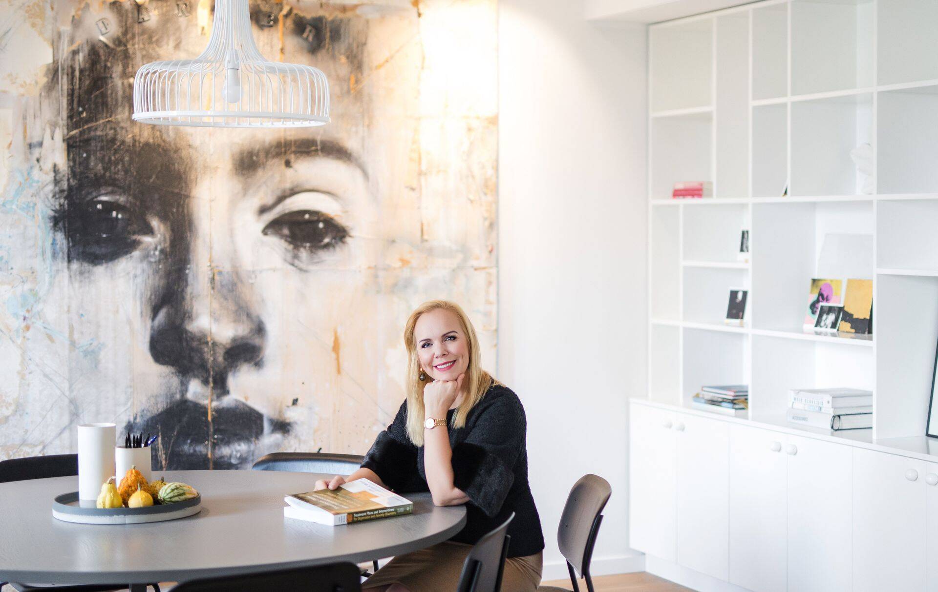 Sensuse ooteruumis. Pildil üks omanikke ja juhatuse liige kliiniline psühholoog Katri-Evelin Kalaus.