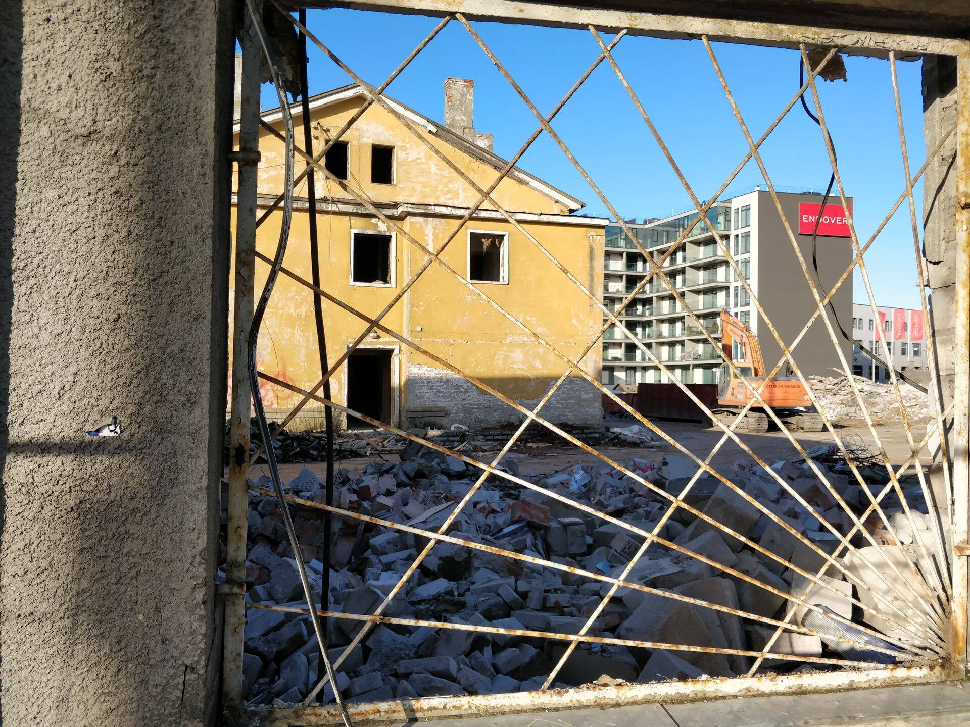 Hetkel käivad kinnistul kunagiste politseihoonete lammutustööd