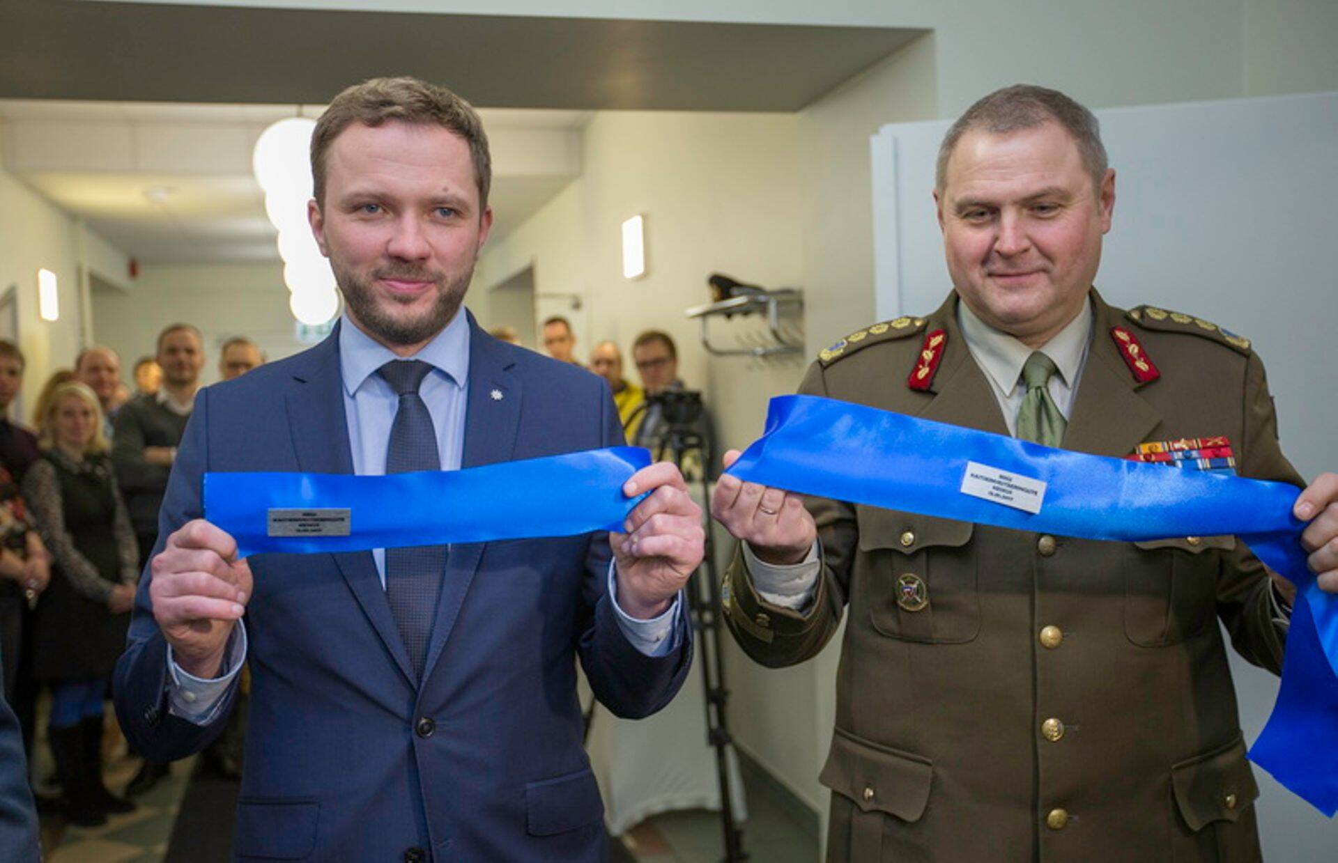 Kaitseinvesteeringute Keskuse lindi lõikasid läbi kaitseminister Margus Tsahkna ja kaitseväe juhataja kindralleitnant Riho Terras.