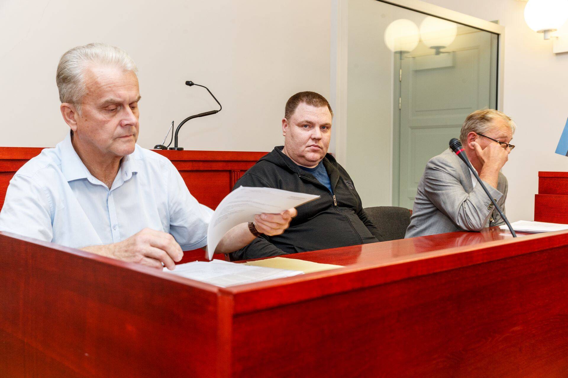 Erik Valtmäe (keskel) kohtupingis oma kaitsja Vahur Krinali (paremal) ja kuriteokaaslase Greete Reinsoni kaitsja Rünno Roosmaa (vasakul) vahel.