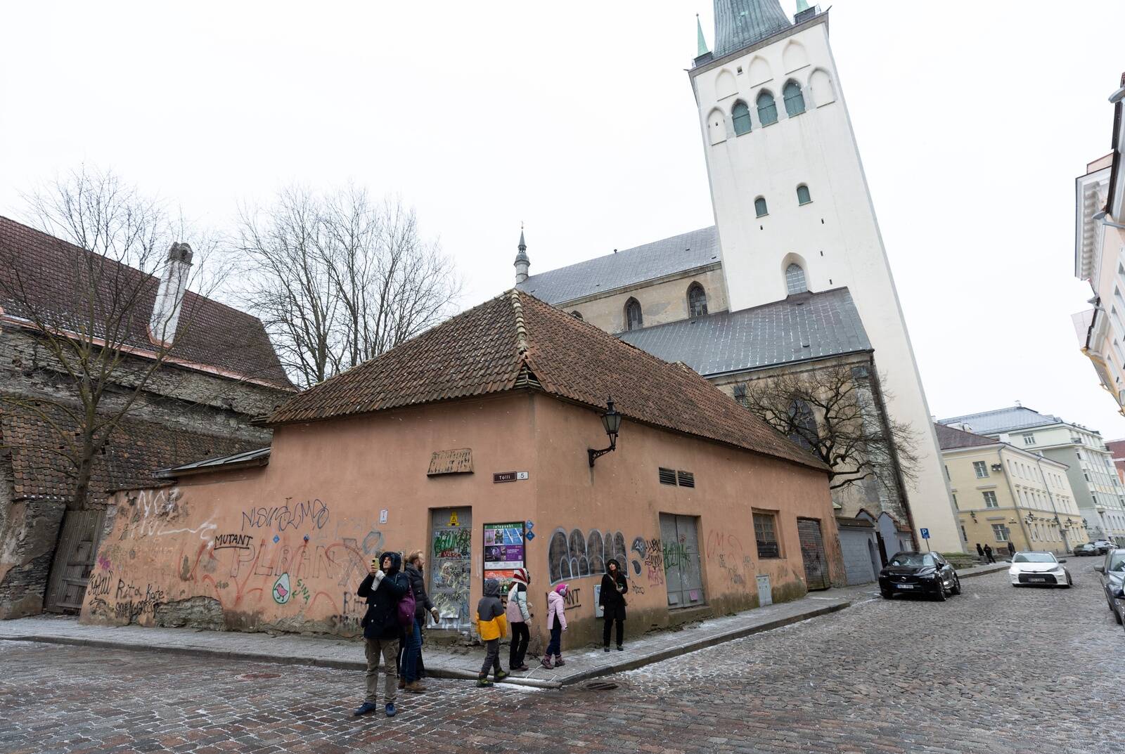 Здание по адресу Толли, 5, ждало нового хозяина по цене 1,1 млн евро, правда, сейчас объявления не активны.