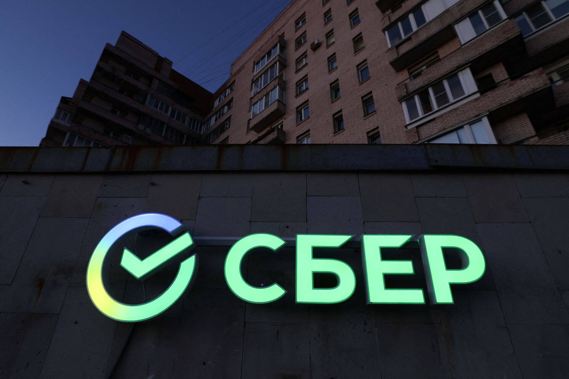 Перед введением санкций в Сбербанке заявили, что отключение от SWIFT не повлияет на внутрироссийские операции, а по международным «основные ограничения и так действуют».