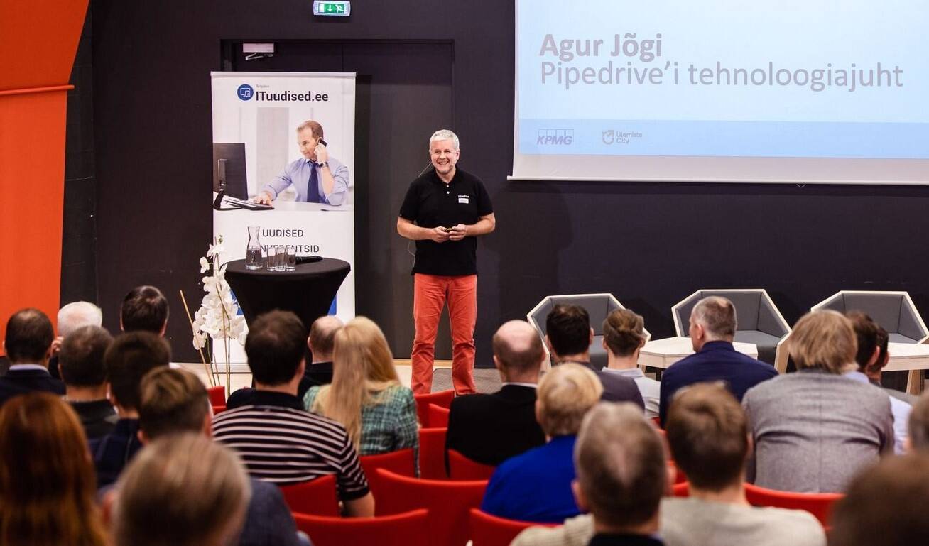 IT-juhtimise aastakonverents toimub Tallinnas loomaaia keskkonnahariduskeskuses, nagu ka fotol olev 2022. aasta IKT aastakonverents. Agur Jõgi on ka tänavu laval.