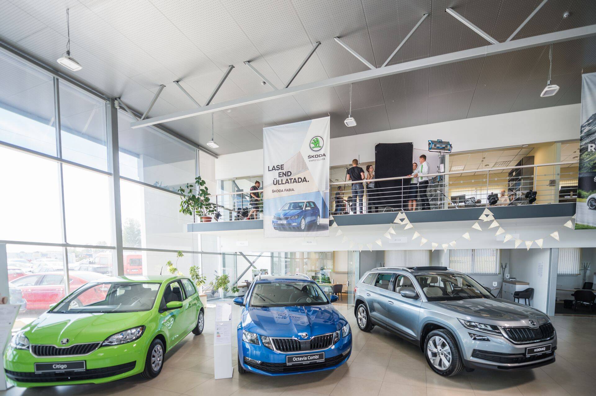TARTU, 17.07.2018, Aasta auto škoda esinduses käivad seriaali “Alo” võtted, Tõnis Niinemets, Priit Võigemast, Peeter Volkonski. FOTO: ARTUR LAUGAMETS TARTU POSTIMEES