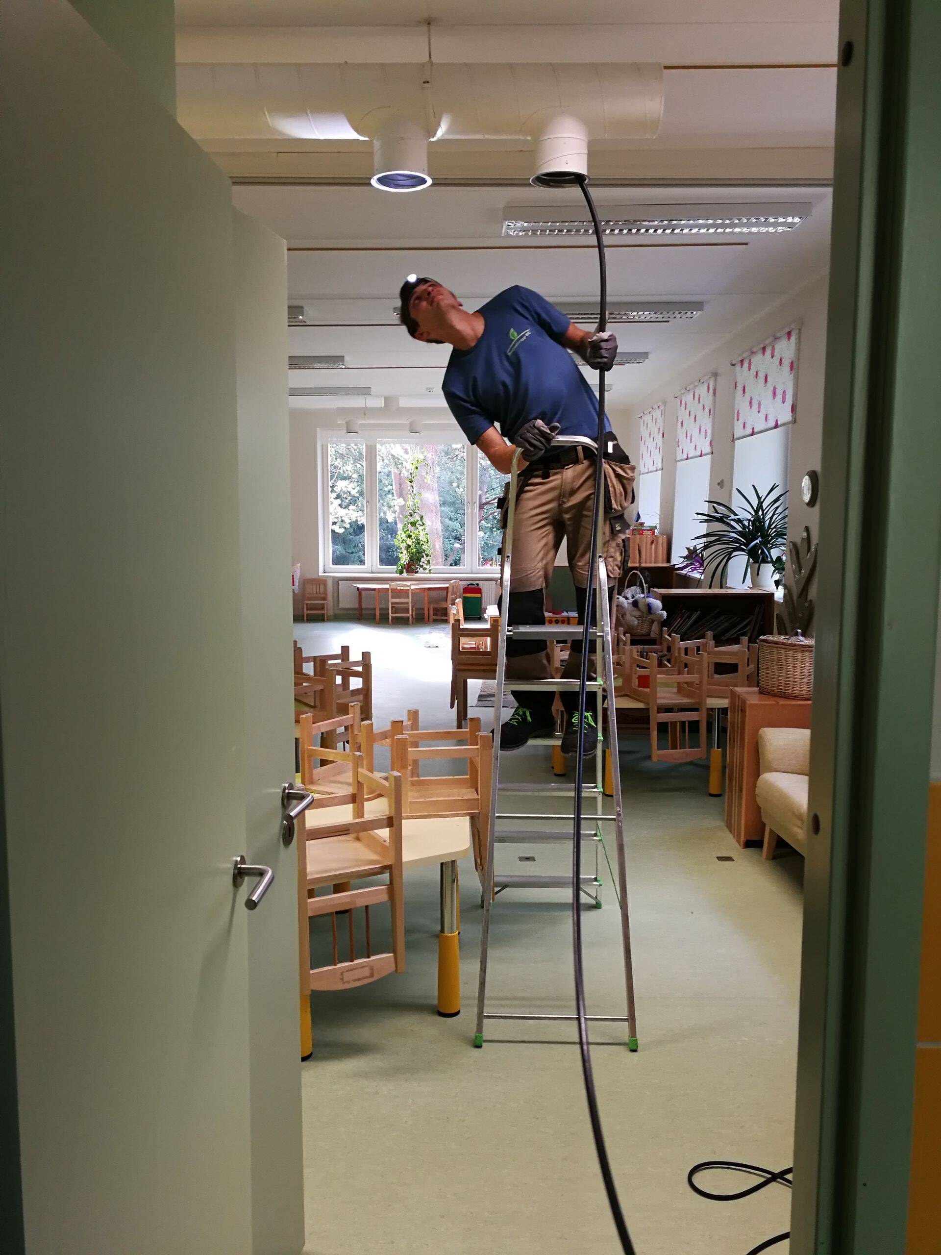 Mati Randlo ventilatsiooniseadmeid puhastamas