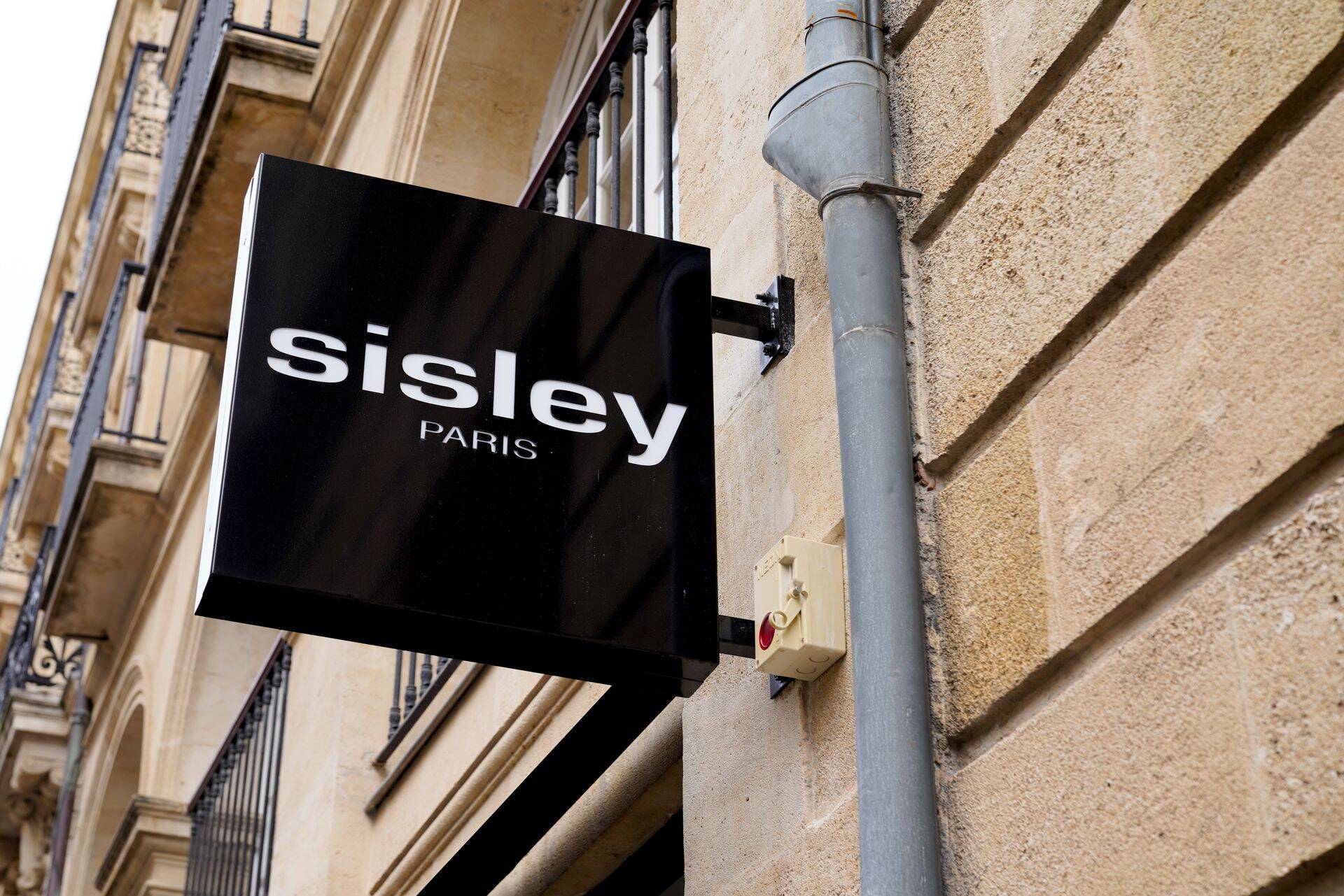 Sisley.