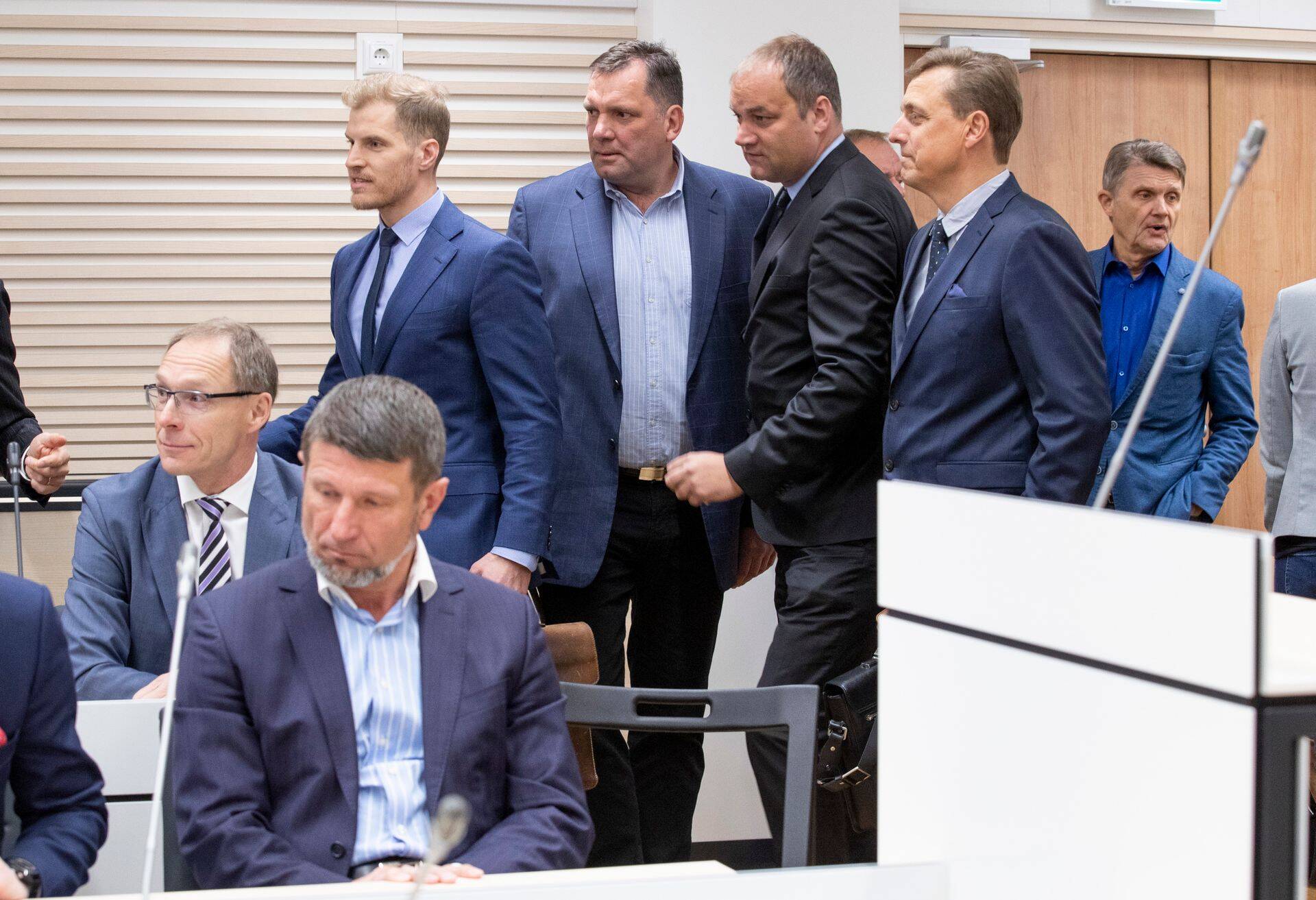 Tallinna Sadama kriminaalasjas süüdistatavad ja kaitsjad esimesel kohtuistungil.