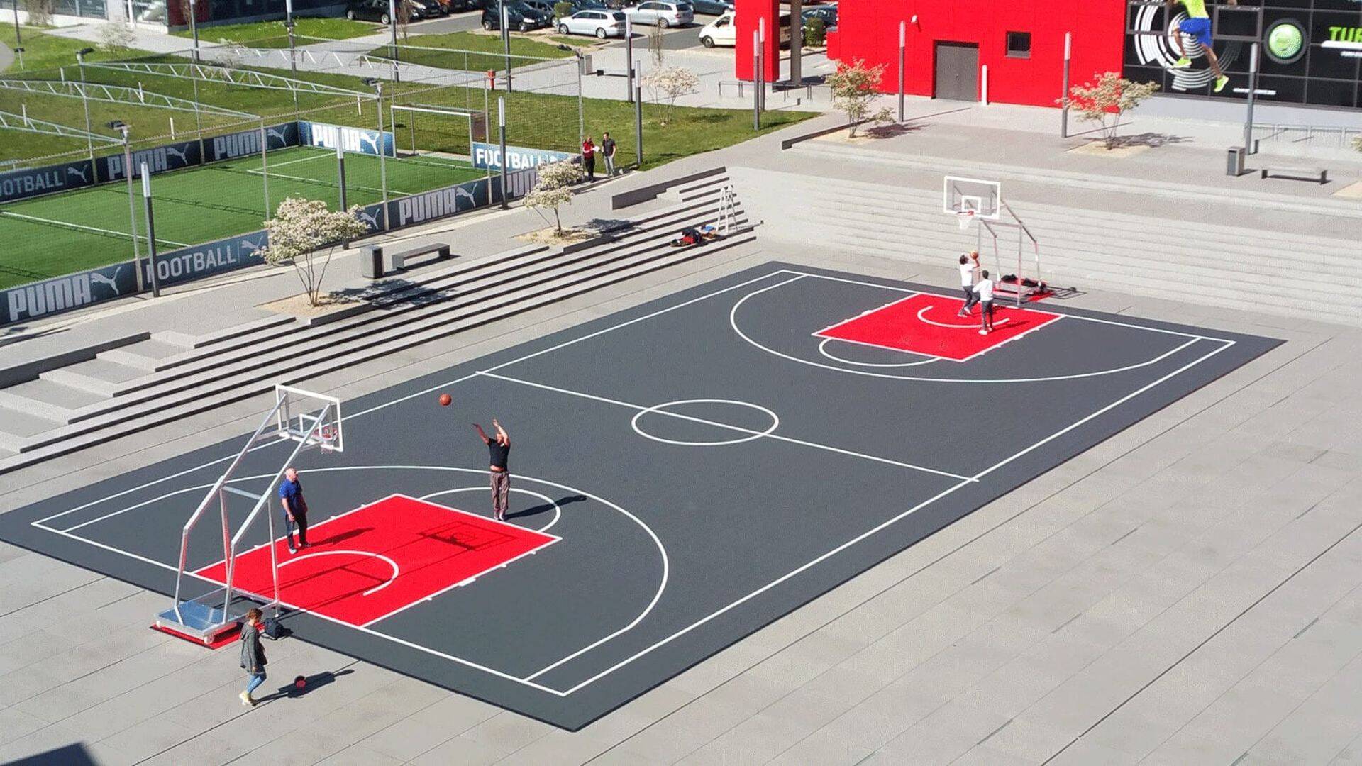 Ajutine korvpalliväljak Sport Court PowerGame plastikkattega spordikeskuse ees