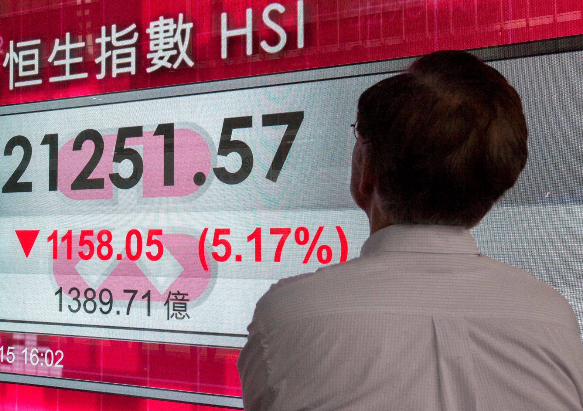 Hiina investor jälgimas, kuidas Hang Sengi indeks reaalajas kukub.