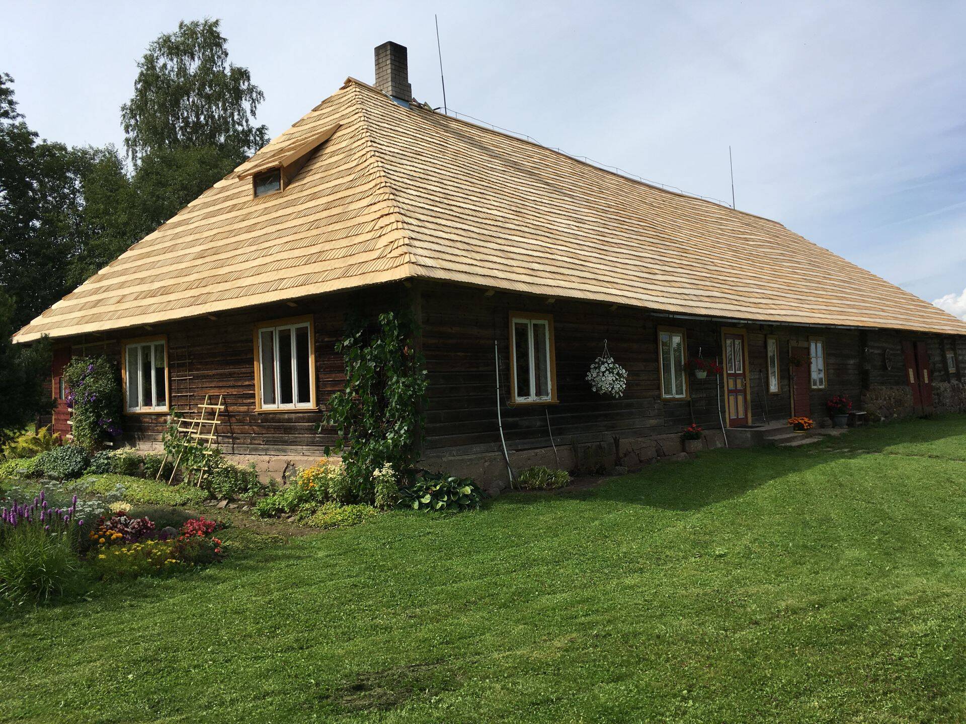 Möödunud aasta voorust sai toetust Kajaku talu Viljandimaal, kes ehitas uue laastukatuse.