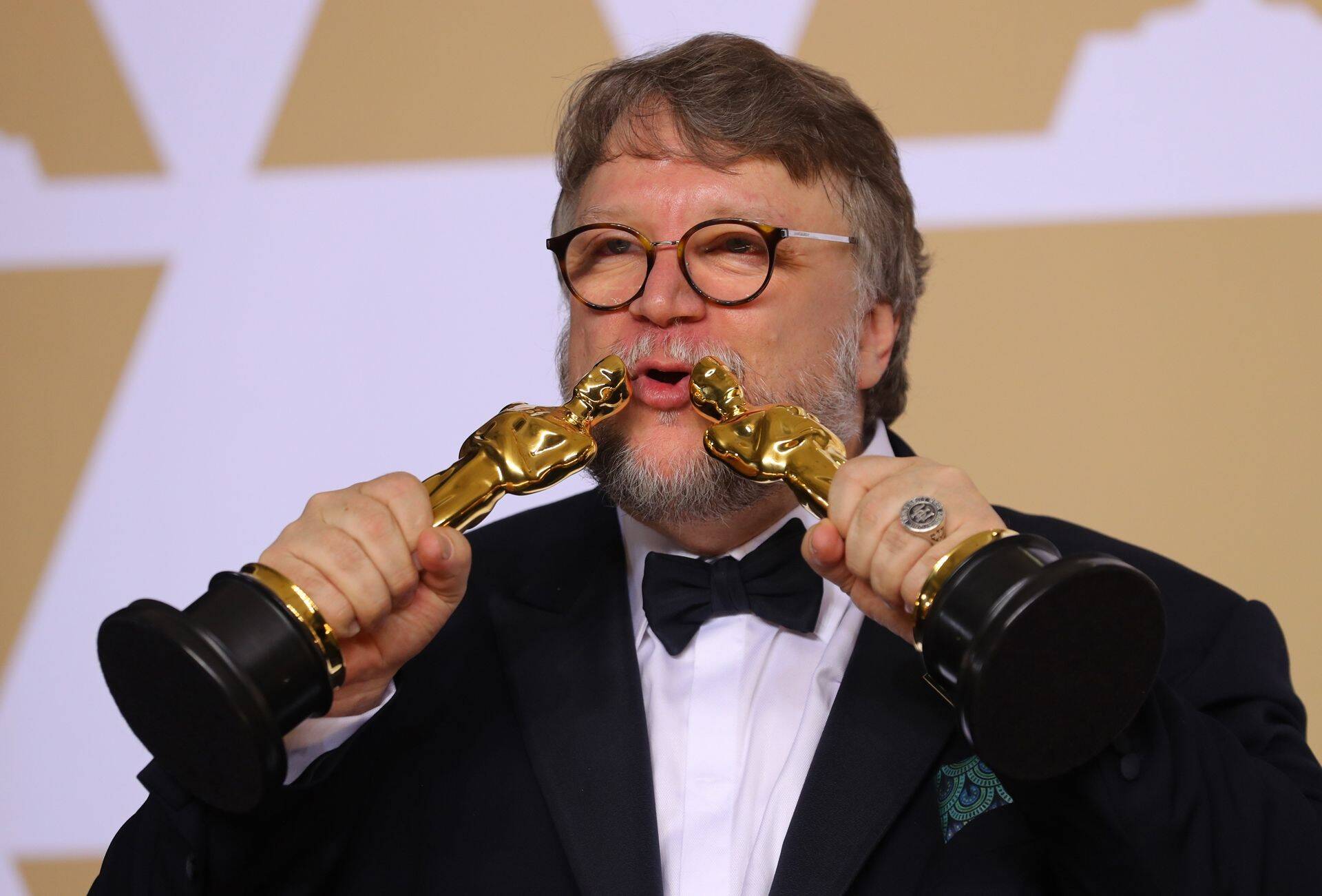 Režissöör Guillermo del Toro oma kahe Oscariga - üks parima režii ja teine parima filmi eest.