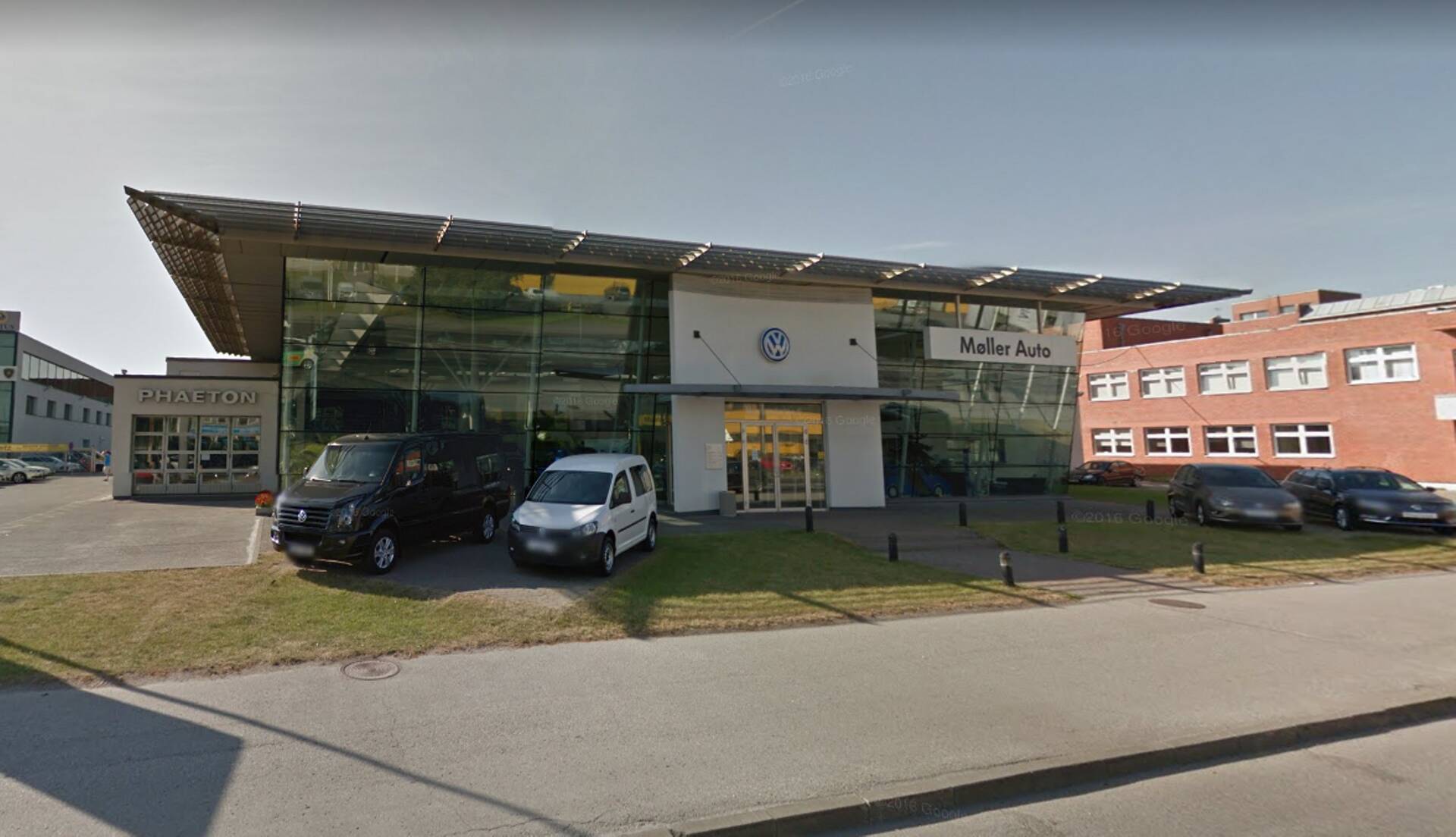 Møller Auto salong Tallinnas Mustamäe tee alguses.