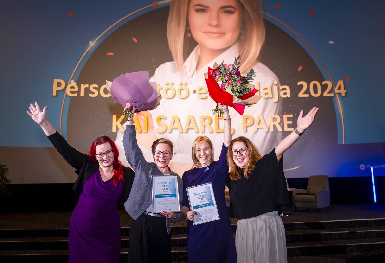 Vasakult: konkursi korraldaja ja Personaliuudised.ee juht Helen Roots, personalitöö edendaja II koha võitja, Eesti Töötukassa personalijuht Kristiina Palm, personalitöö edendaja III koha võitja, Vanglateenistuse arendusjuht Evelin Stamm, päevajuht ja žüriiliige ning personalitöö edendaja 2022 Ingrid Viinapuu, taustal personalitöö edendaja 2024, PARE tegevjuht Kai Saard.