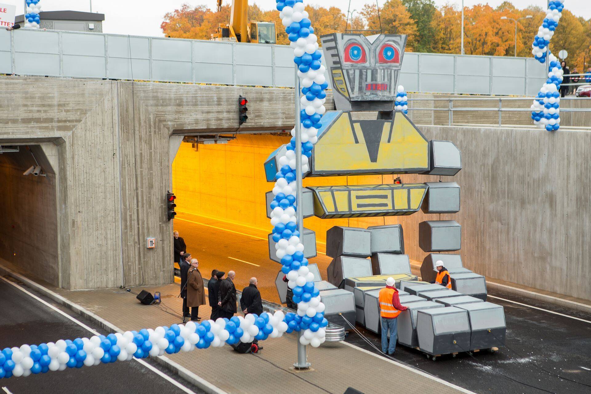 Tallinna linnapea Edgar Savisaar ja hiiglaslik viiekordse maja kõrgune penoplastist Ülemiste vanake avasid Ülemiste liiklussõlme 2013. aasta oktoobris.