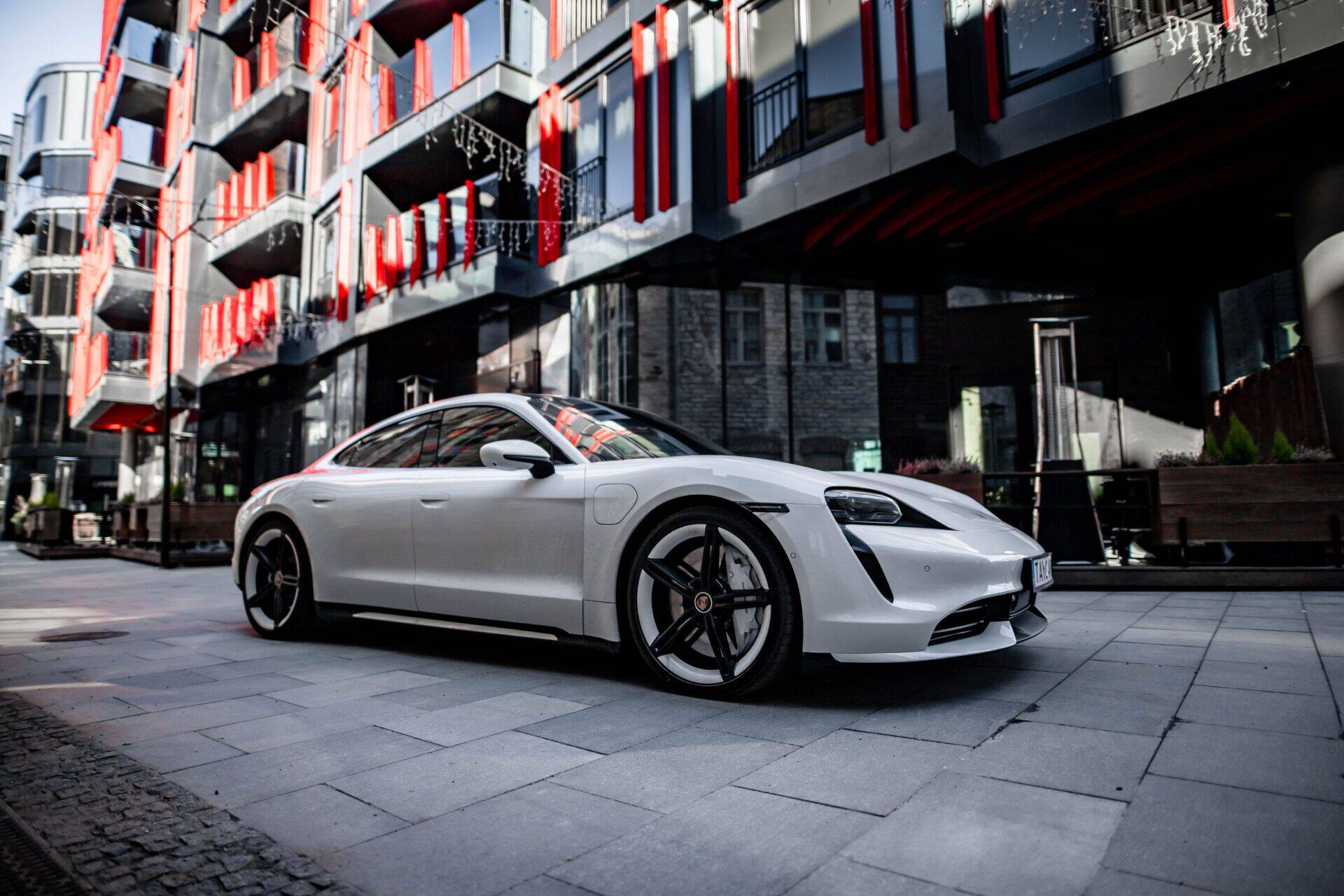 Особенно удачным минувший год оказался для Porsche, который в коронавирусном 2020 г. почти удвоил свою рыночную долю, увеличив её с 0,4% до 0,7%. В частности, Рorsche Taycan в прошлом году разошёлся по Эстонии в количестве 32 экземпляров.