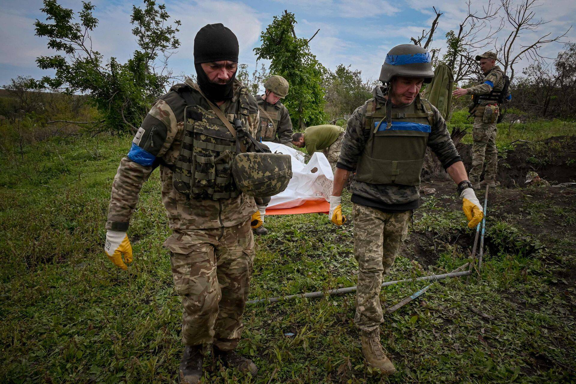 Украинские военные несут тело погибшего бойца, Харьковская область.