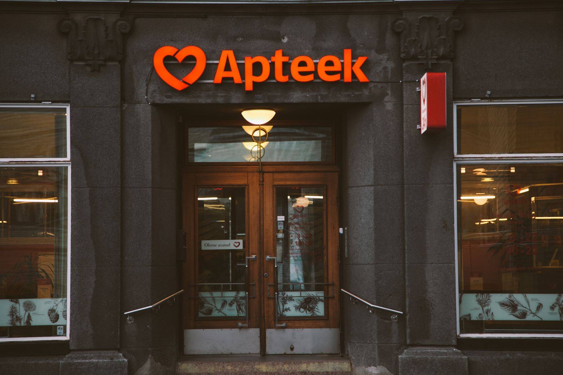 Arvestades meie sügis-talve perioodile omaseid pikki pimedaid õhtuid ja öid on investeeringud valgusreklaami 100% õigustatud. Seetõttu on helendav logo suurepärane reklaam nii valgel kui ka pimedal ajal.