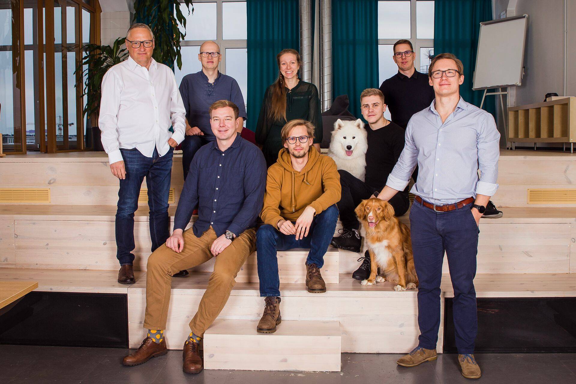 Wisnio tiimi liikmed, kaasasutajaist on Tõnis Arro vasakul ning tema vennapoeg Alo Arro paremal ääres.