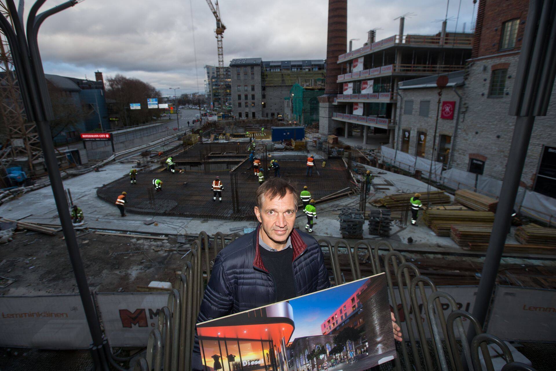Kraanade keskel näitab Urmas Sõõrumaa aasta pärast valmiva Rotermanni 18 eskiislahendust. Turvaäri teda enam ei paelu.