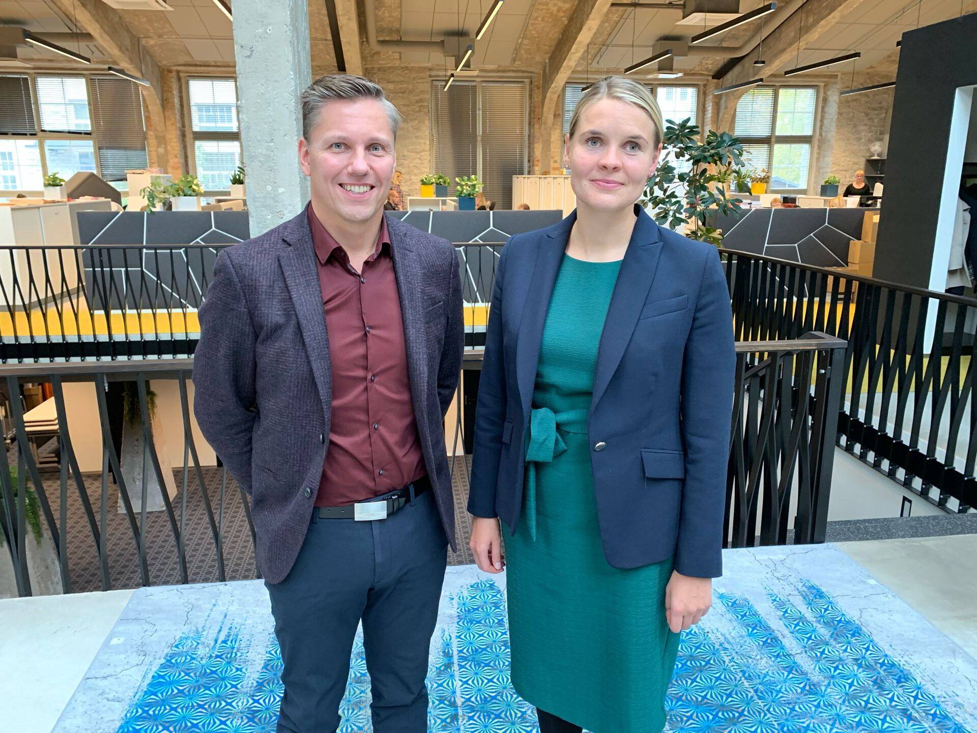 Uus Maa Kinnisvarabüroo partner Mika Sucksdorff ning Kristiine ja Rocca al Mare keskuste juht Linda Eichler.