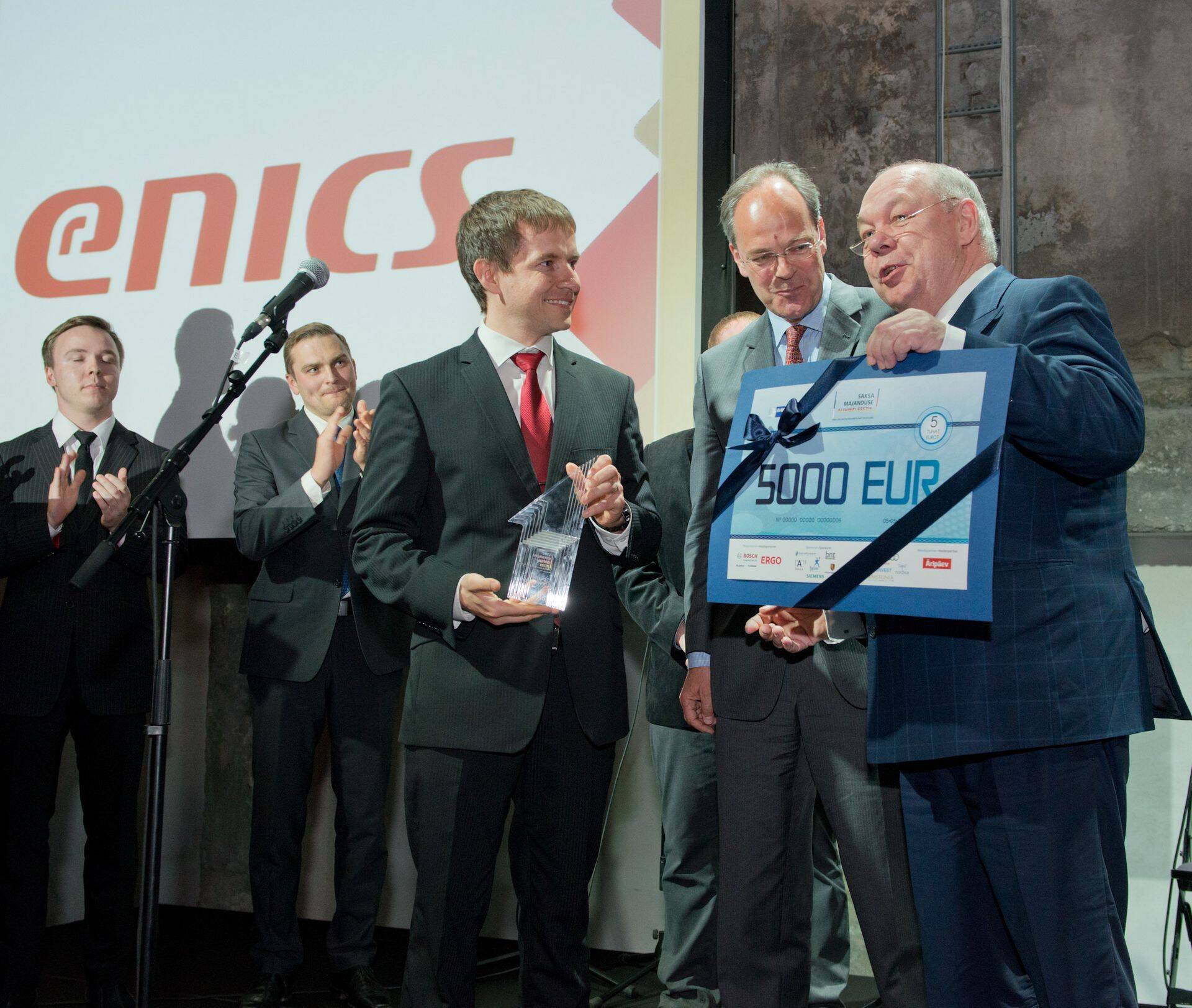 Enics Eesti juht Jaanus Aal võtab auhinnatseremoonial vastu 5000eurost tšekki Saksa suursaadikult Eestis Christoph Eichhornilt.
