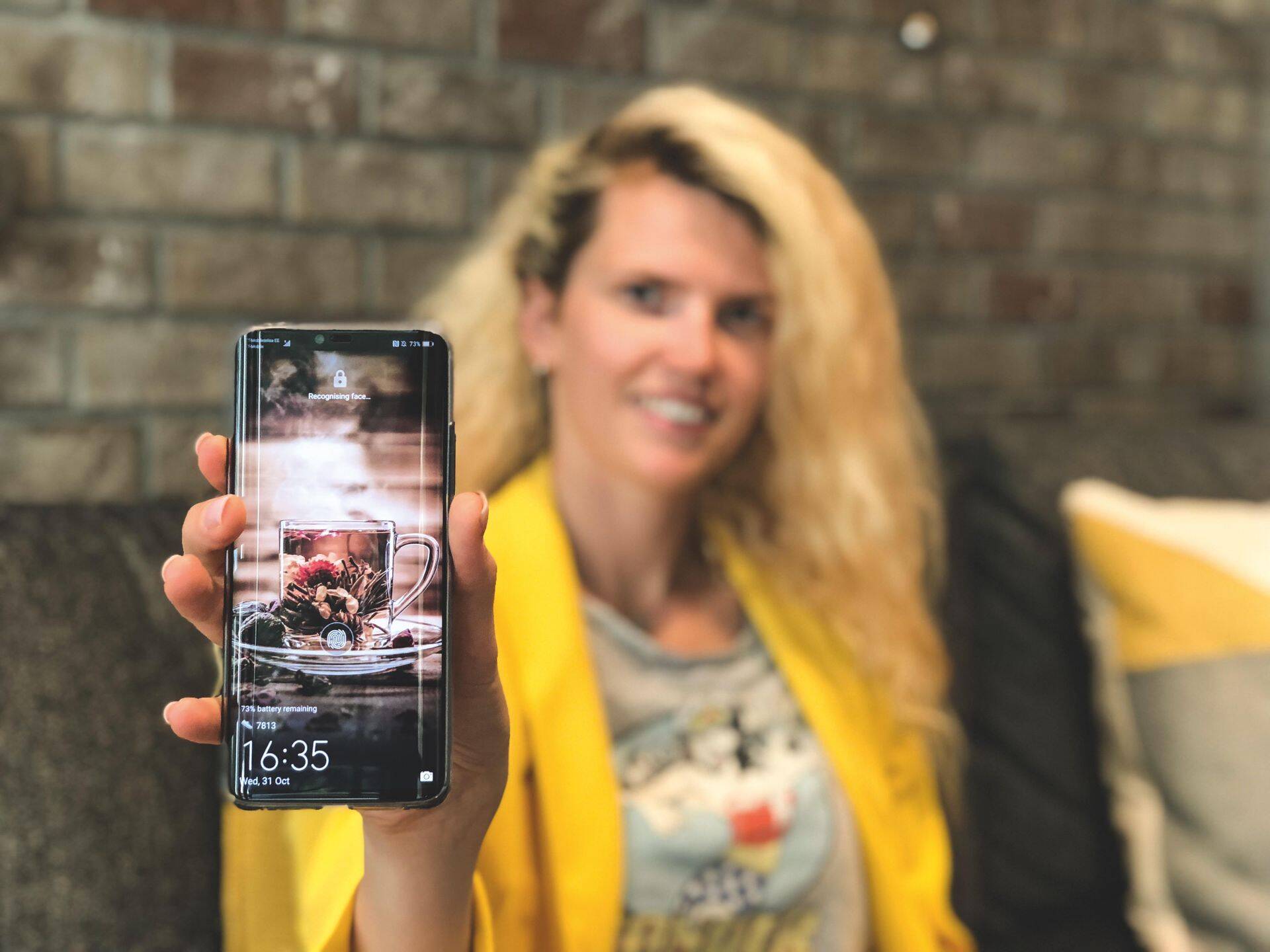 Testlio asutaja Kristel Kruustük tehisintellektiga varustatud telefoniga.