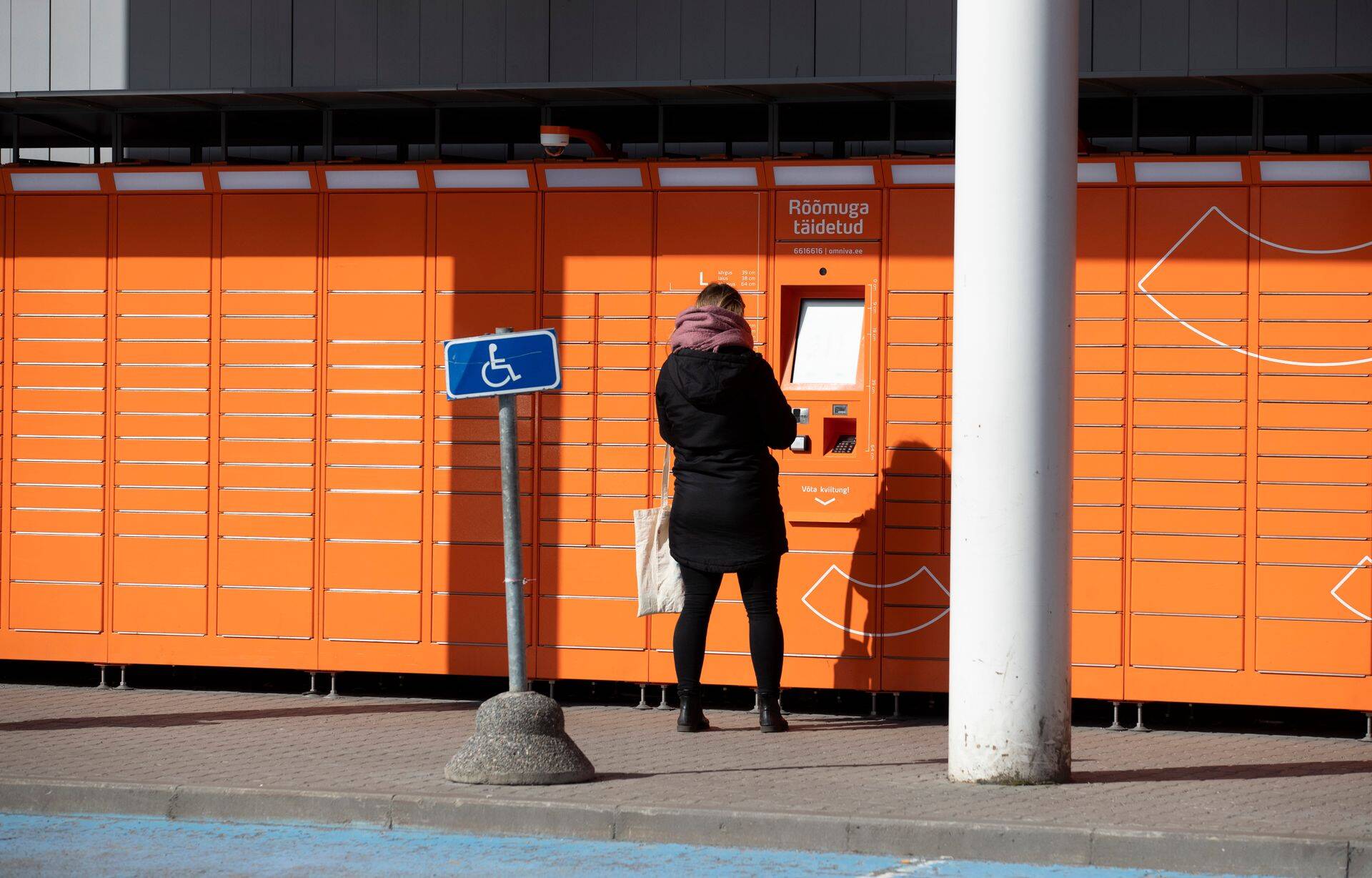 Omniva pakiautomaat Kristiine keskuse juures.